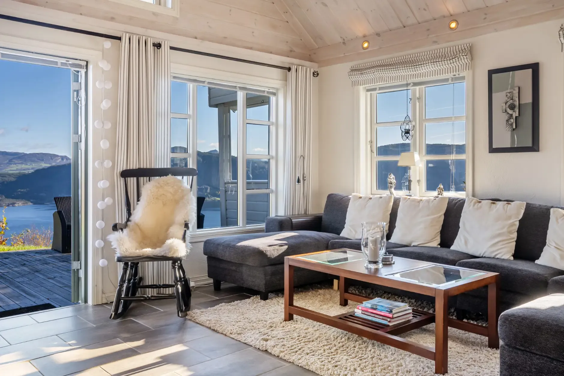 Contemporary 4-Bedroom Country House in Norway with Expansive Terrace Views - View image 18 of 45