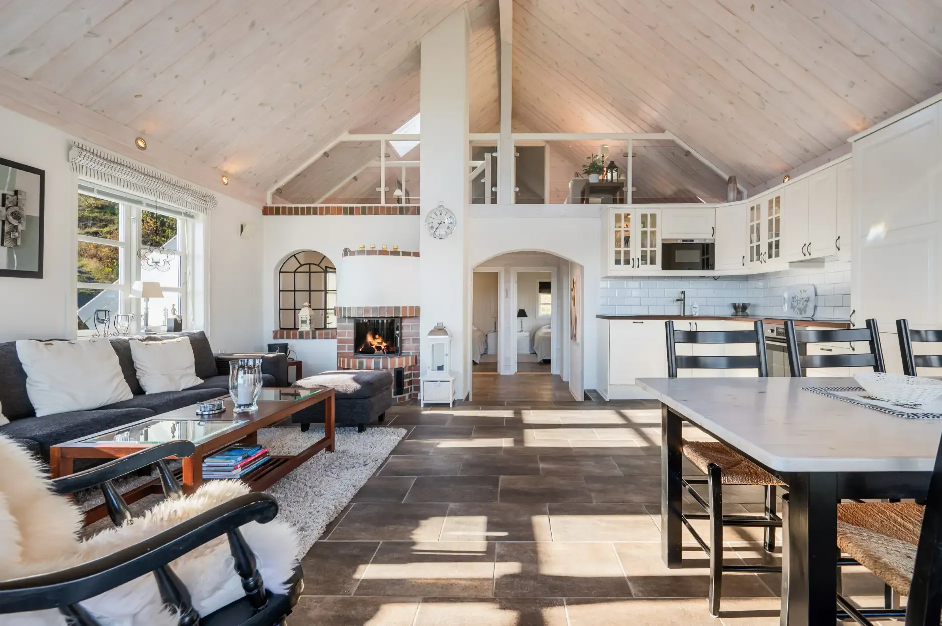 Contemporary 4-Bedroom Country House in Norway with Expansive Terrace Views - View image 19 of 45