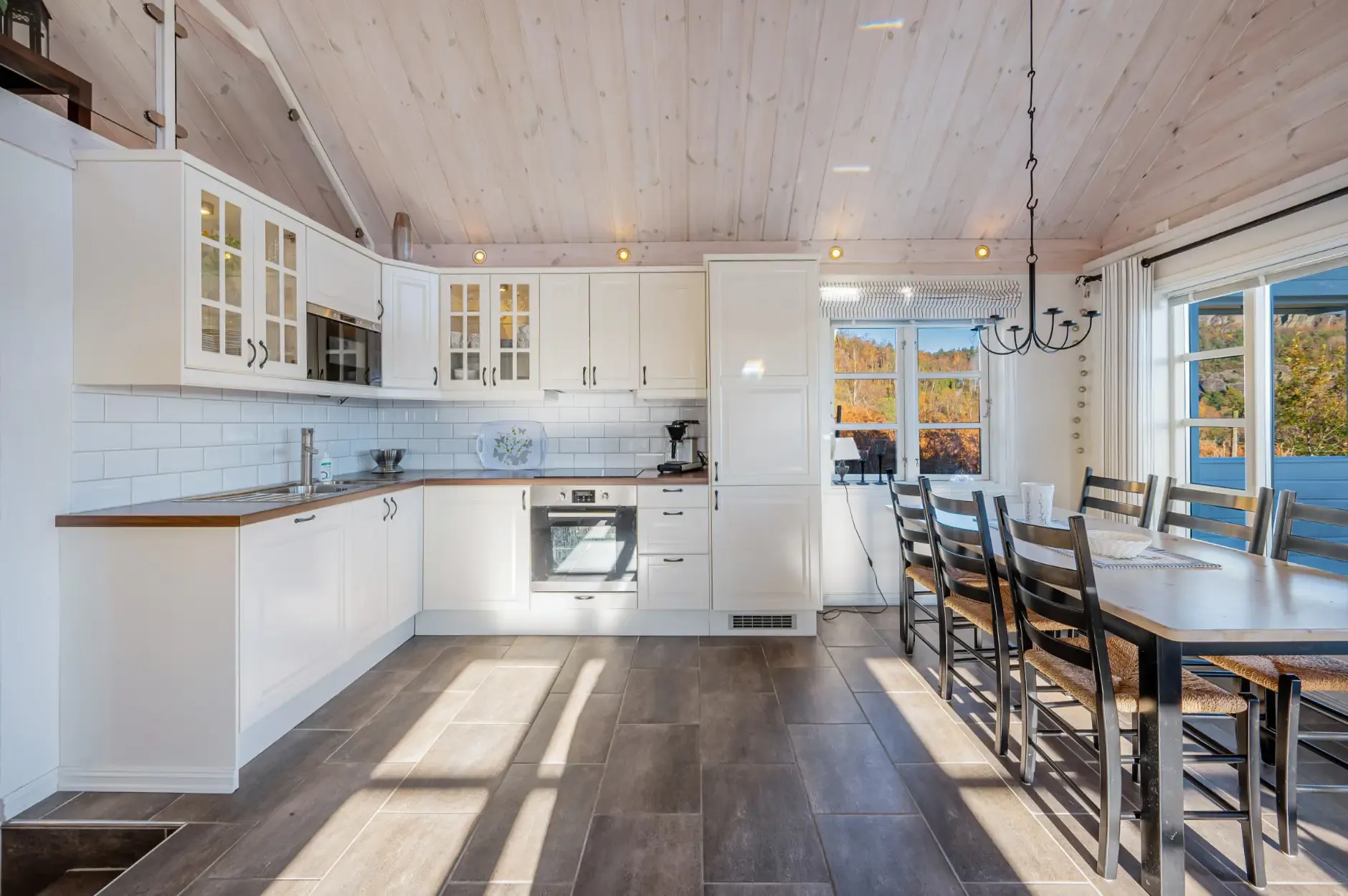 Contemporary 4-Bedroom Country House in Norway with Expansive Terrace Views - View image 20 of 45