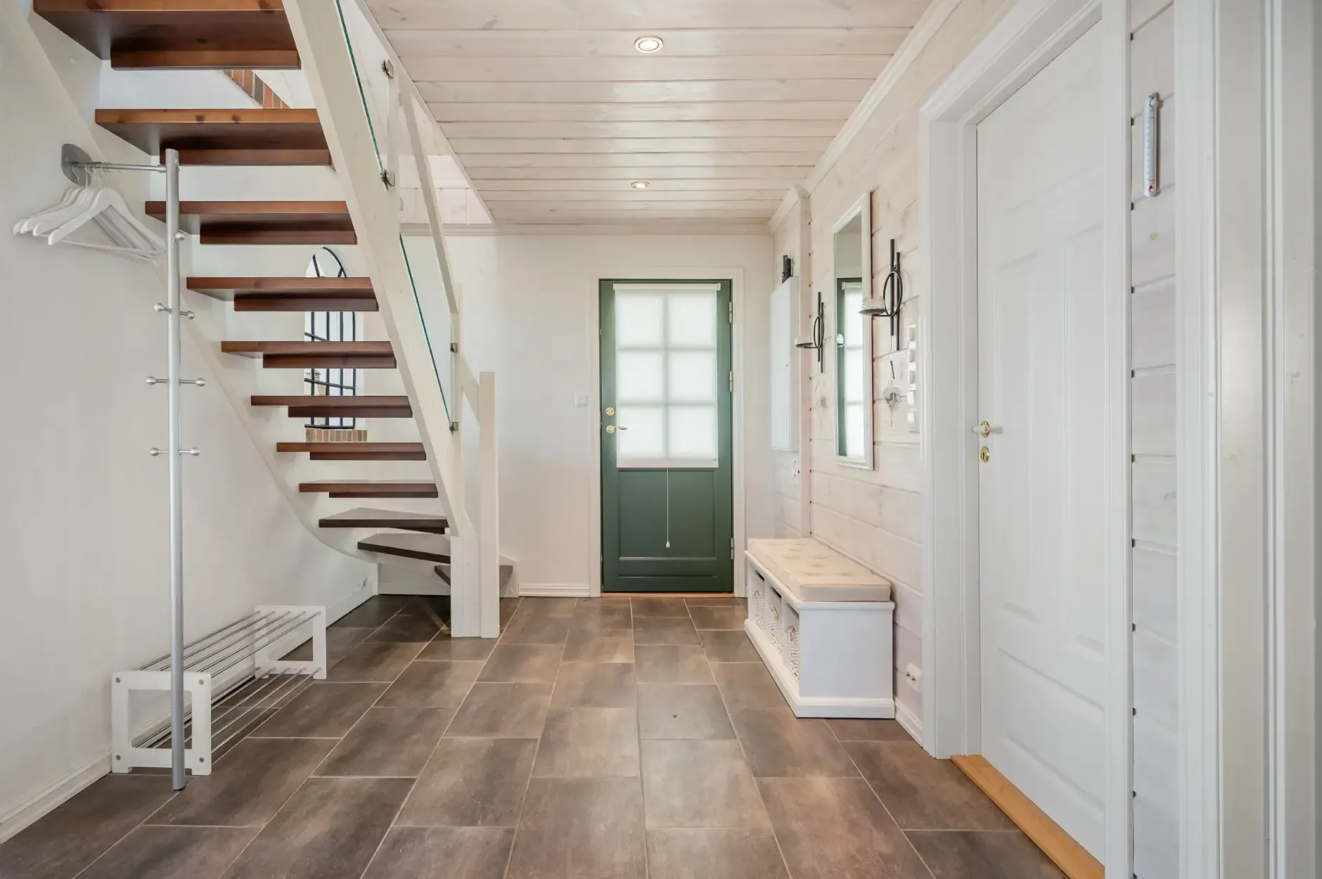 Contemporary 4-Bedroom Country House in Norway with Expansive Terrace Views - View image 30 of 45