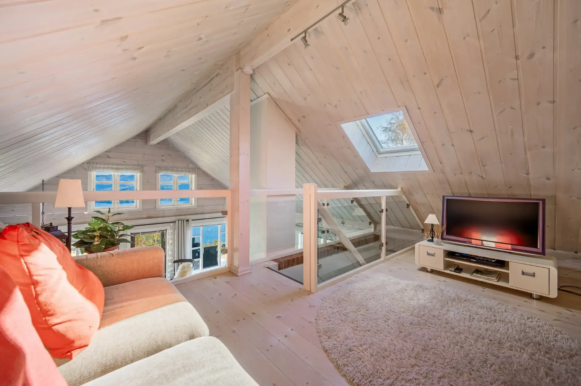 Contemporary 4-Bedroom Country House in Norway with Expansive Terrace Views - View image 32 of 45