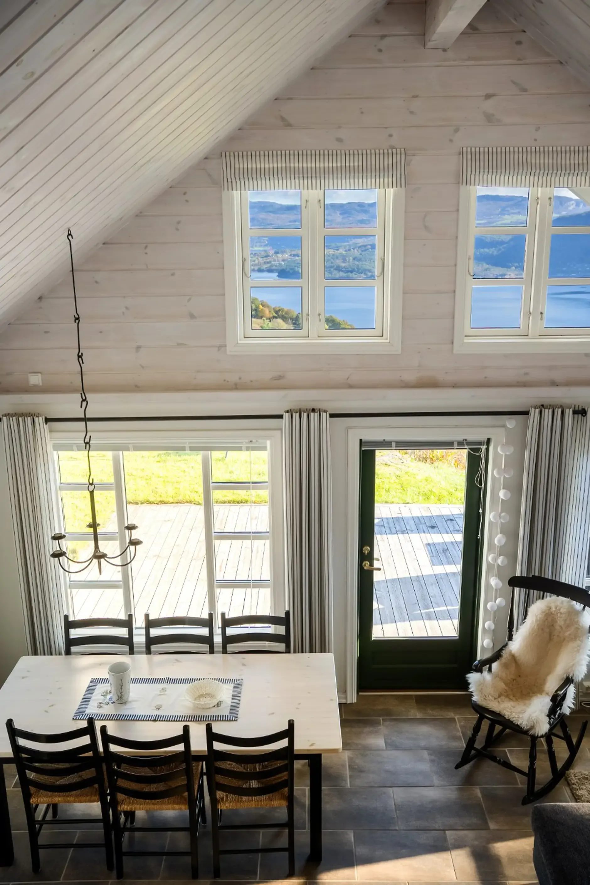 Contemporary 4-Bedroom Country House in Norway with Expansive Terrace Views - View image 35 of 45