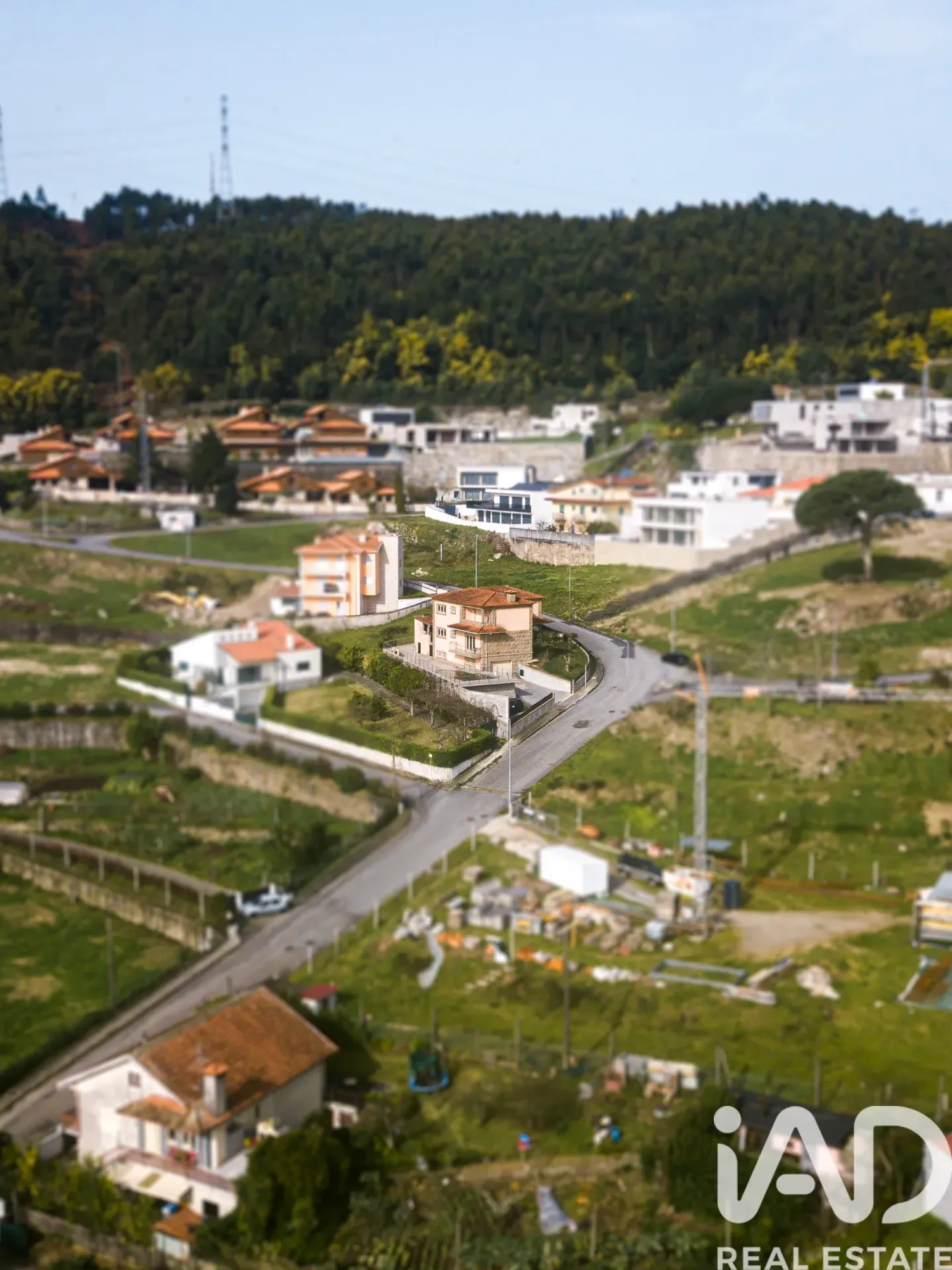 Contemporary 4-Bedroom House with Pool and Garden in Lanhoso, Portugal - Image 4