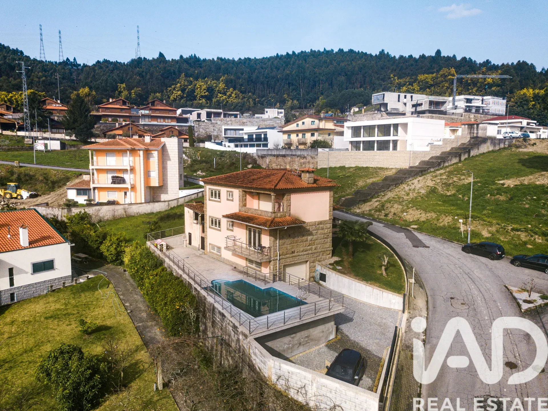Contemporary 4-Bedroom House with Pool and Garden in Lanhoso, Portugal - View image 7 of 40