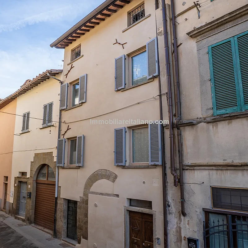 Contemporary 4-Storey Townhouse in Sansepolcro with Modern Comforts