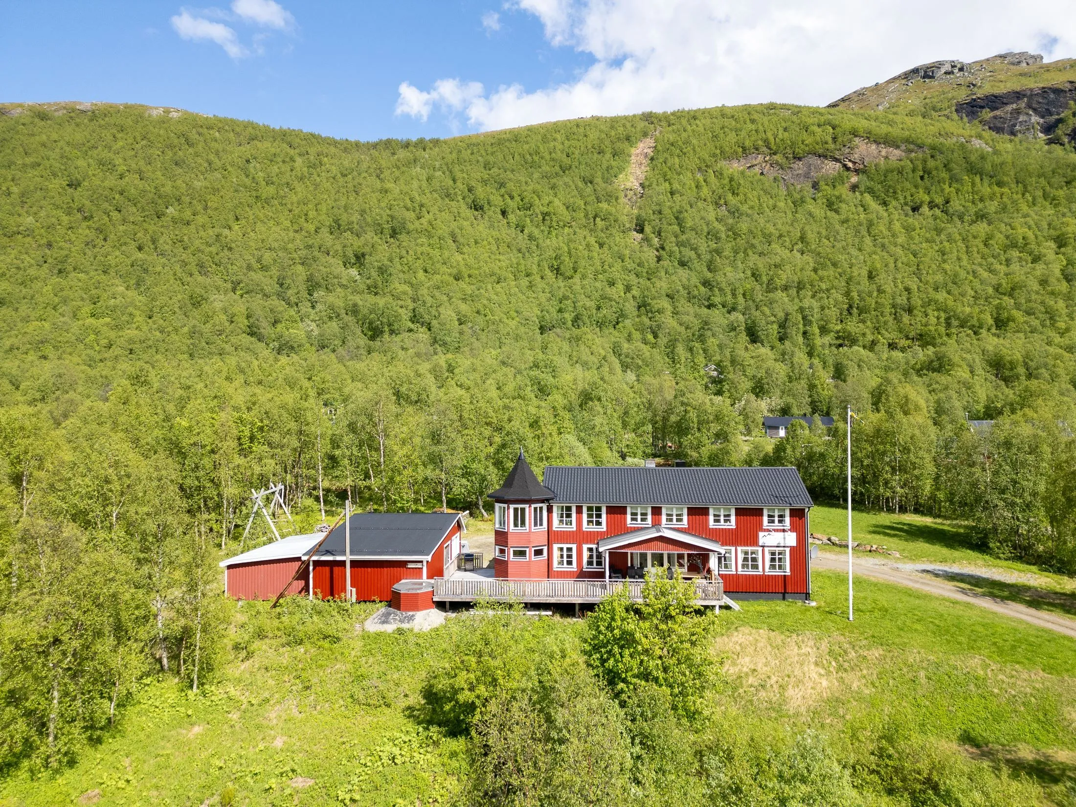 1930s Swedish Country House with Expansive Grounds in Hemavan - Image 1