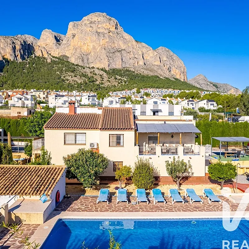 Spacious 6-Bedroom Furnished House with Pool and Gardens in Polop, Spain