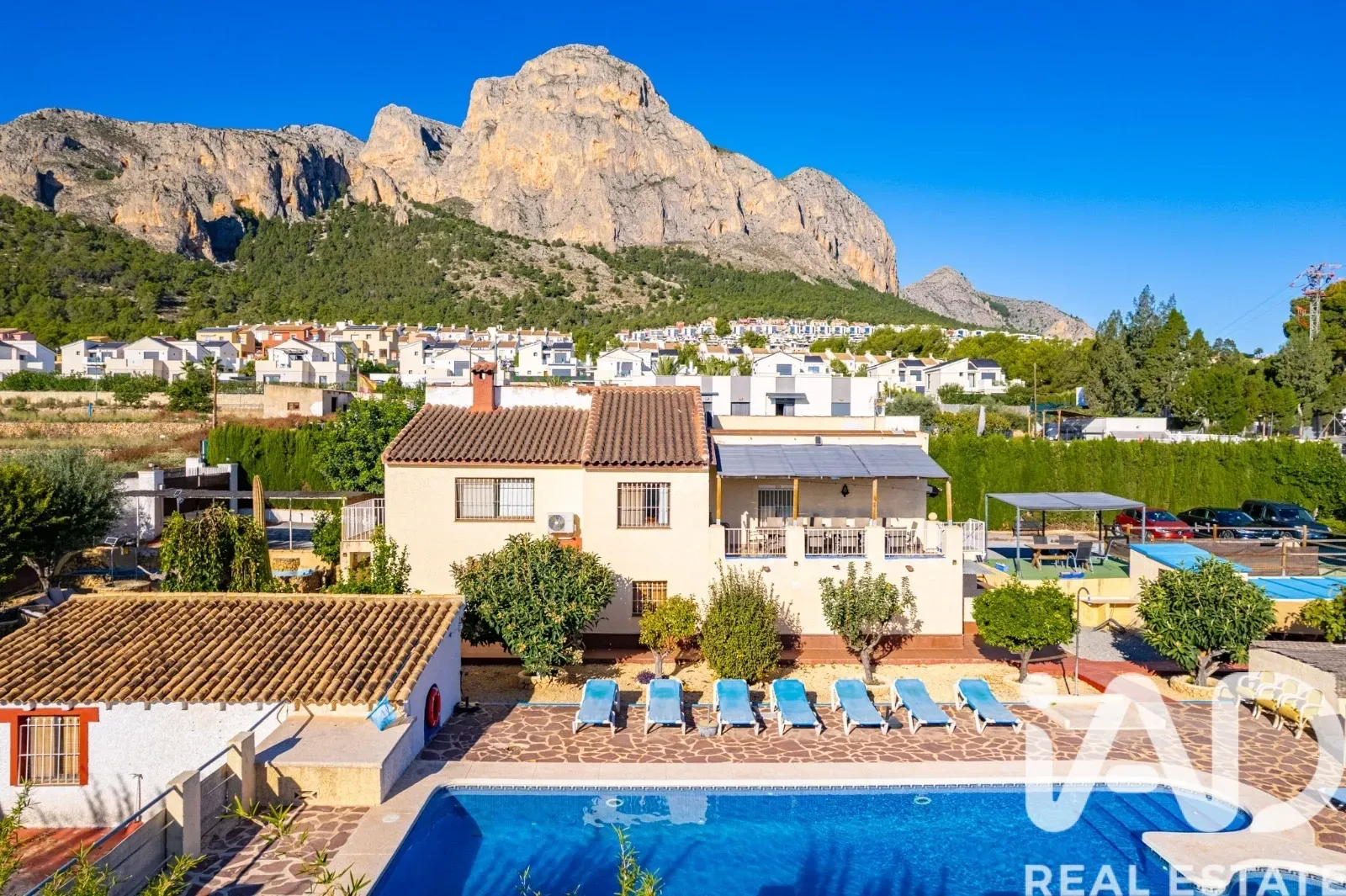 Spacious 6-Bedroom Furnished House with Pool and Gardens in Polop, Spain - Image 1