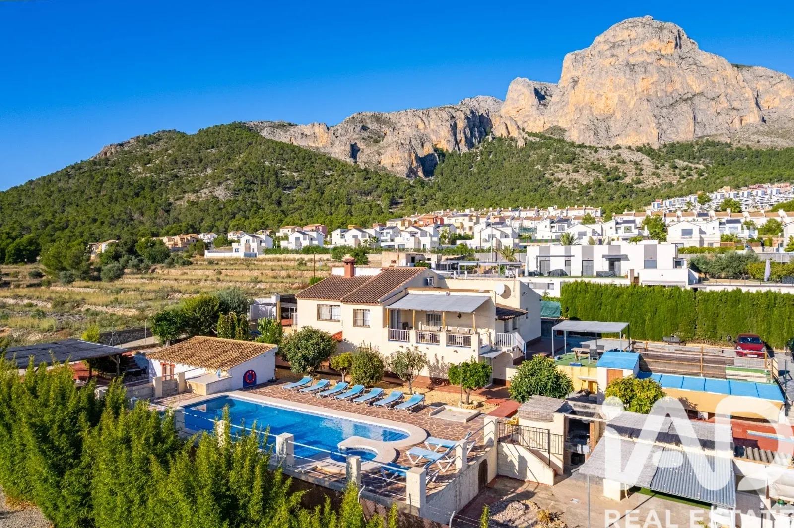 Spacious 6-Bedroom Furnished House with Pool and Gardens in Polop, Spain - Image 2