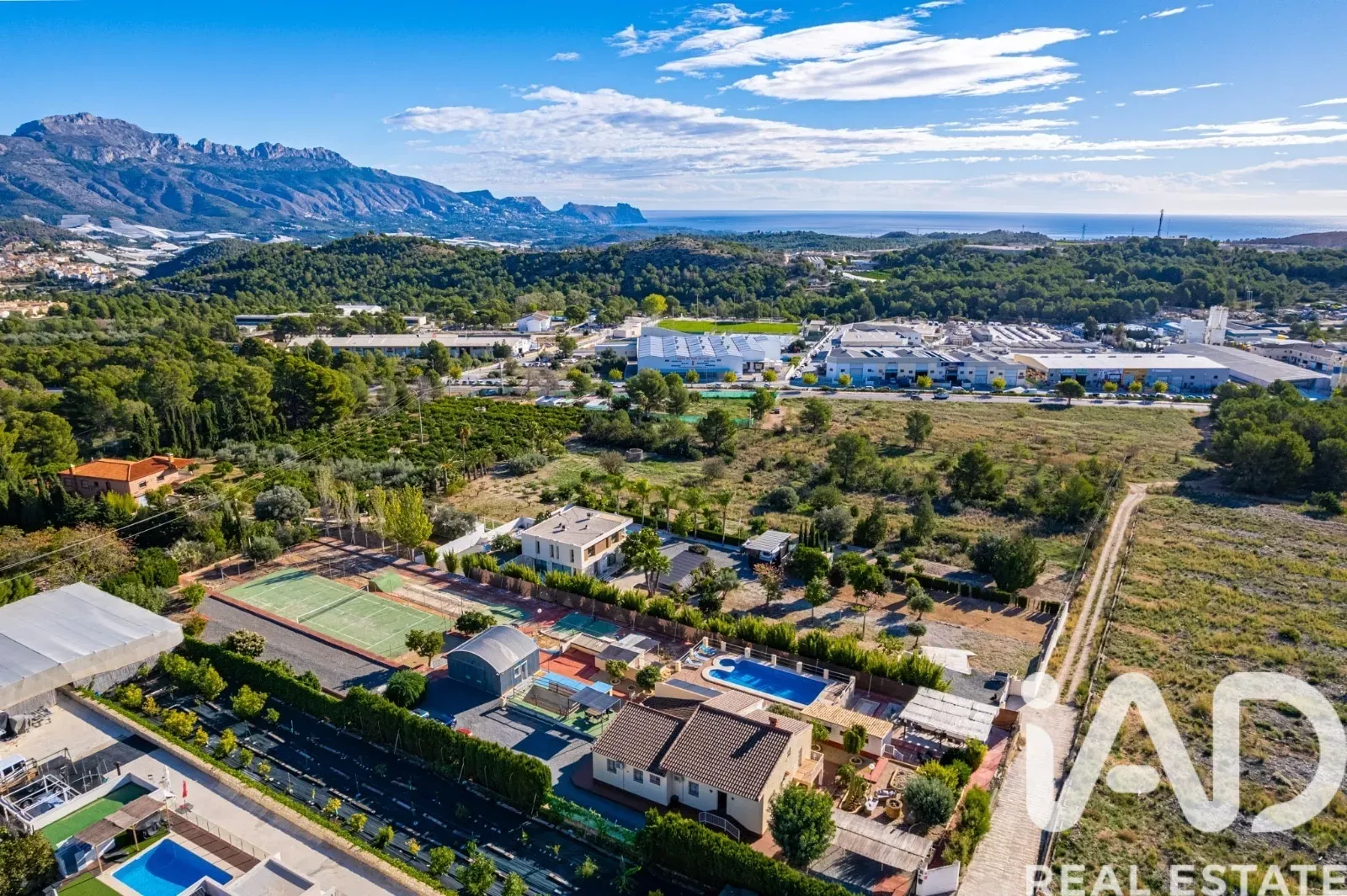 Spacious 6-Bedroom Furnished House with Pool and Gardens in Polop, Spain - Image 3