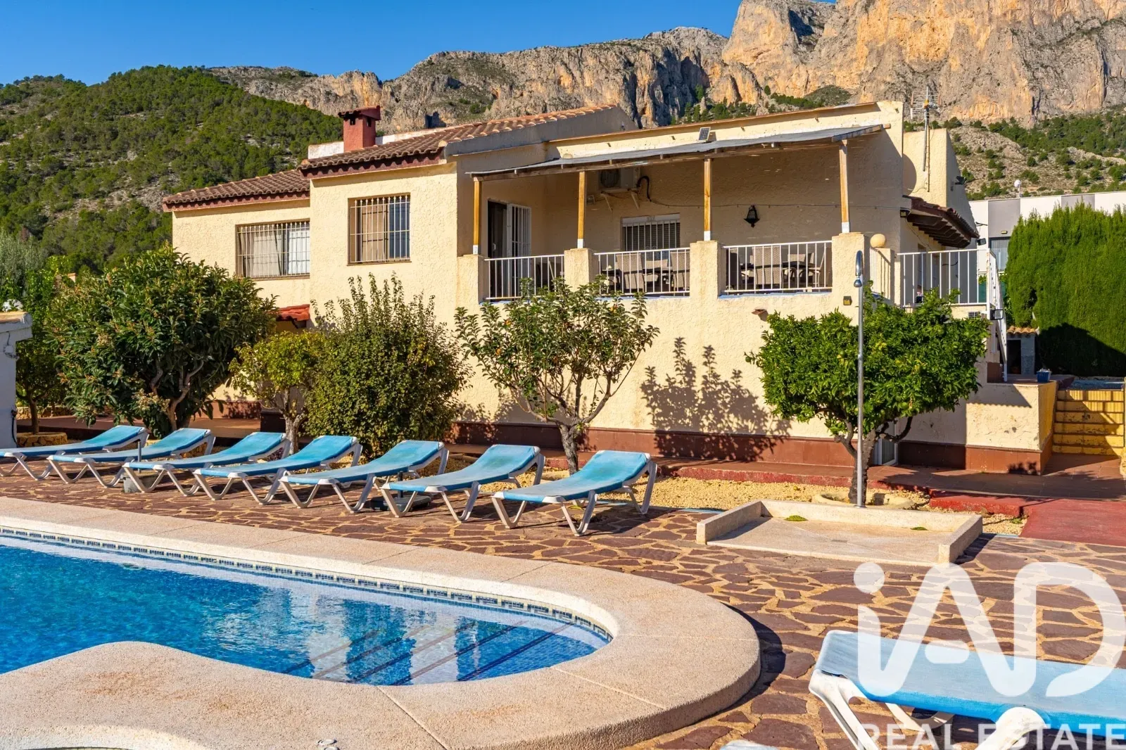 Spacious 6-Bedroom Furnished House with Pool and Gardens in Polop, Spain - Image 4