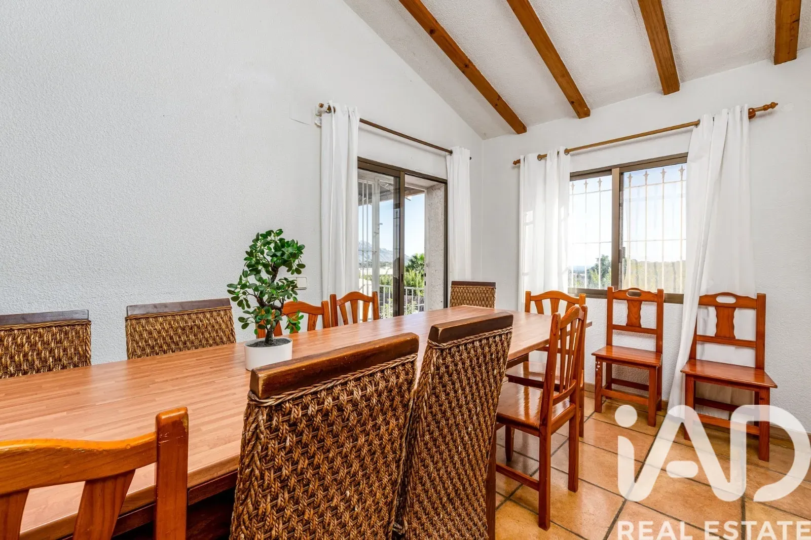 Spacious 6-Bedroom Furnished House with Pool and Gardens in Polop, Spain - View image 6 of 38