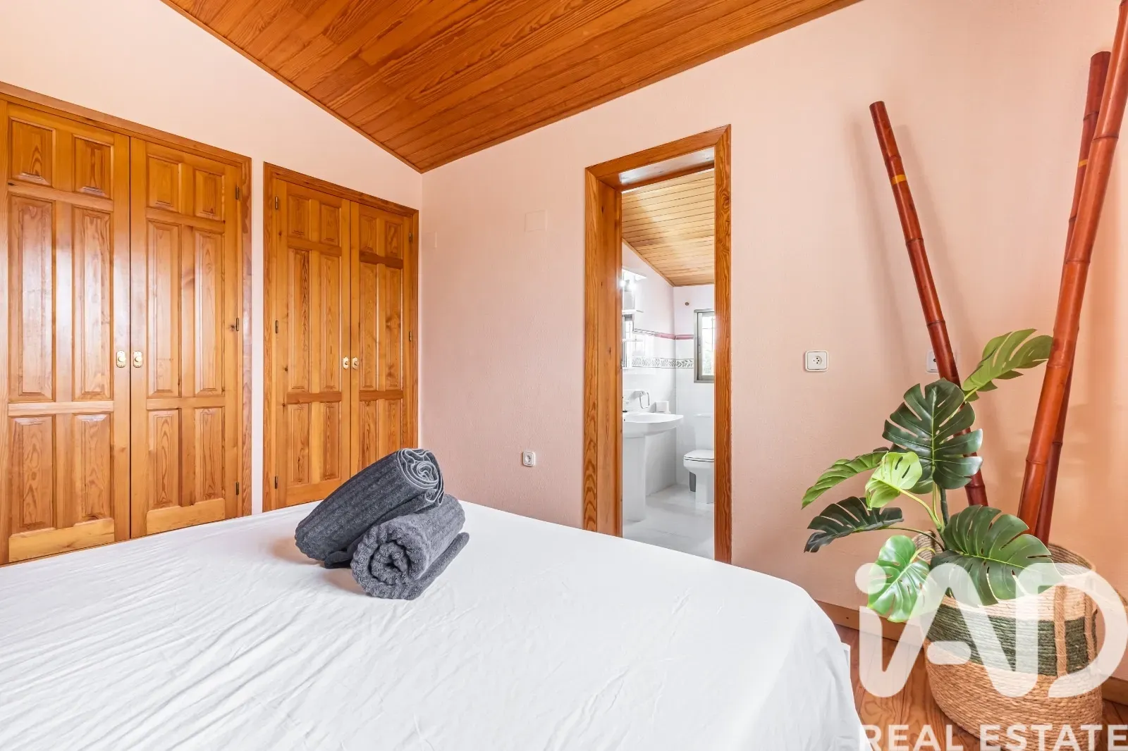 Spacious 6-Bedroom Furnished House with Pool and Gardens in Polop, Spain - View image 17 of 38