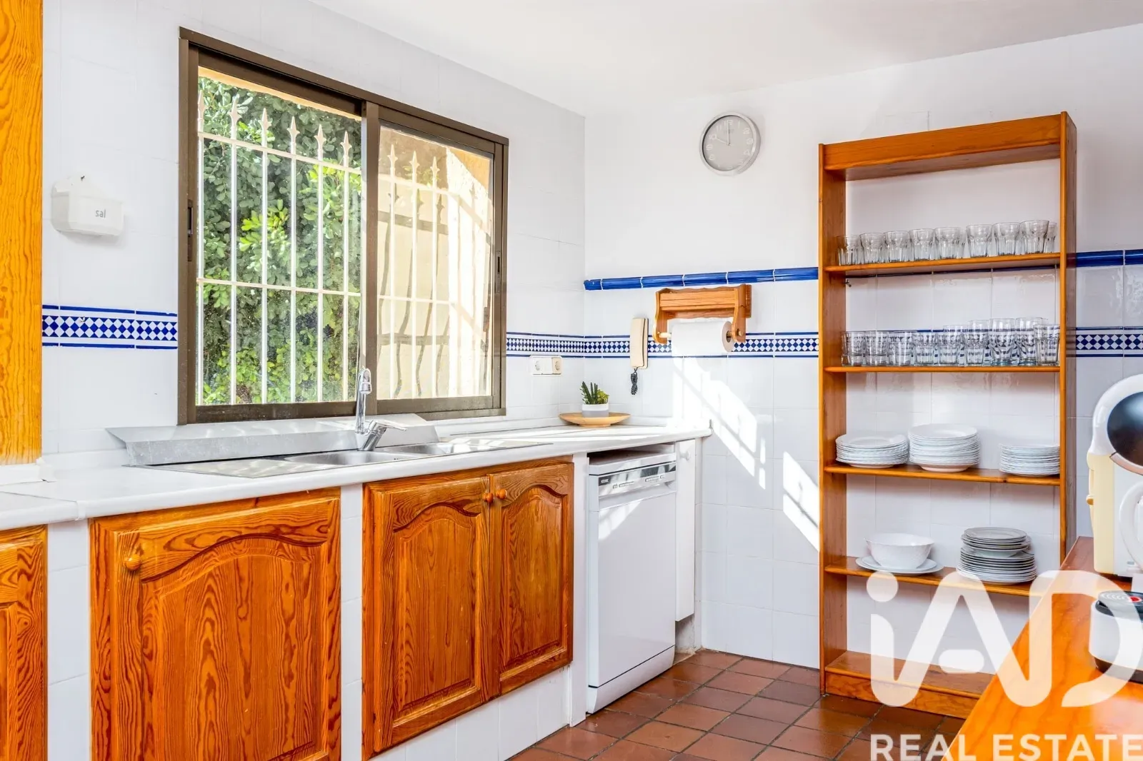 Spacious 6-Bedroom Furnished House with Pool and Gardens in Polop, Spain - View image 19 of 38