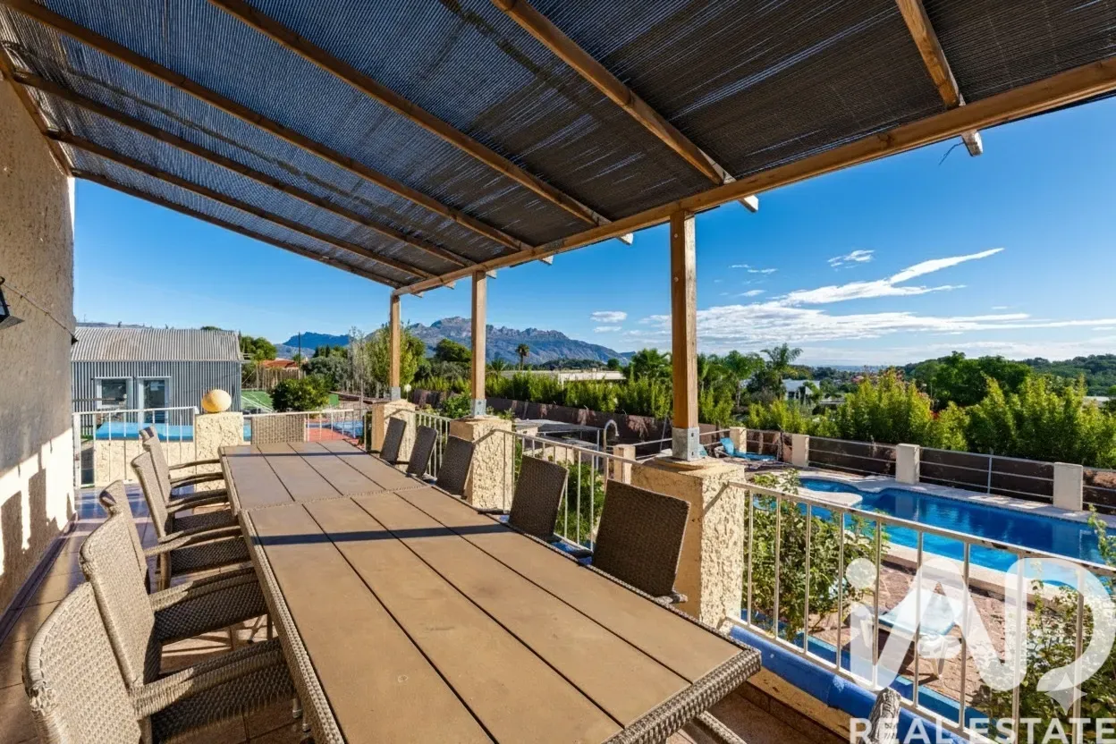 Spacious 6-Bedroom Furnished House with Pool and Gardens in Polop, Spain - View image 26 of 38