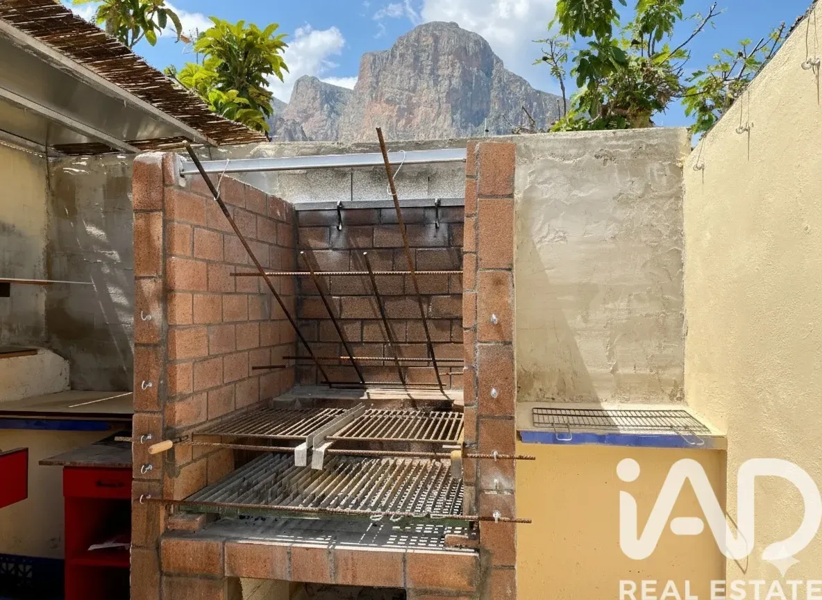 Spacious 6-Bedroom Furnished House with Pool and Gardens in Polop, Spain - View image 27 of 38