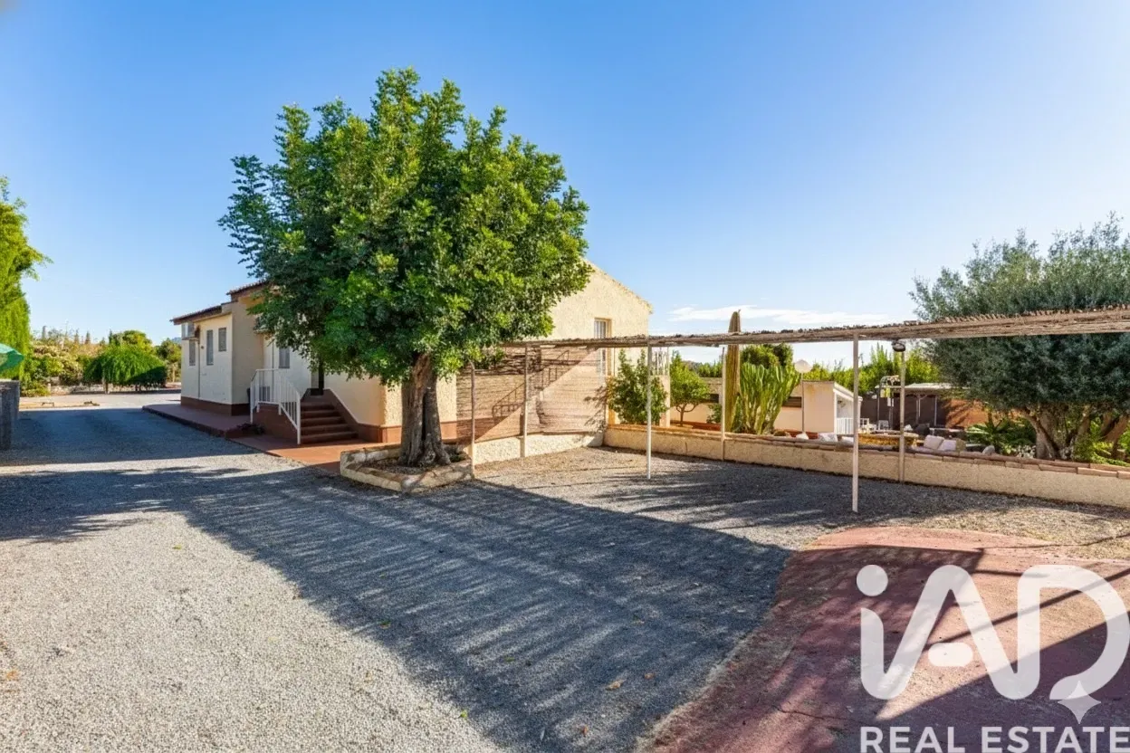 Spacious 6-Bedroom Furnished House with Pool and Gardens in Polop, Spain - View image 29 of 38