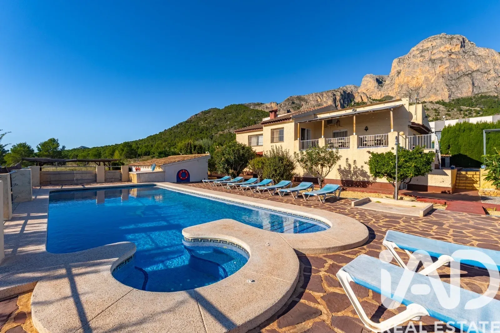 Spacious 6-Bedroom Furnished House with Pool and Gardens in Polop, Spain - View image 30 of 38