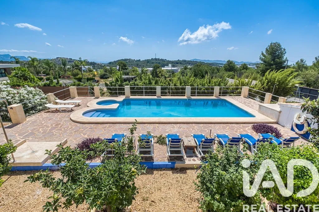 Spacious 6-Bedroom Furnished House with Pool and Gardens in Polop, Spain - View image 31 of 38
