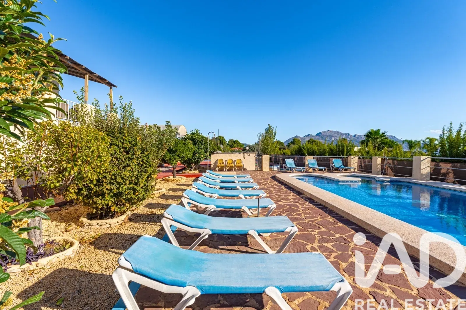 Spacious 6-Bedroom Furnished House with Pool and Gardens in Polop, Spain - View image 32 of 38