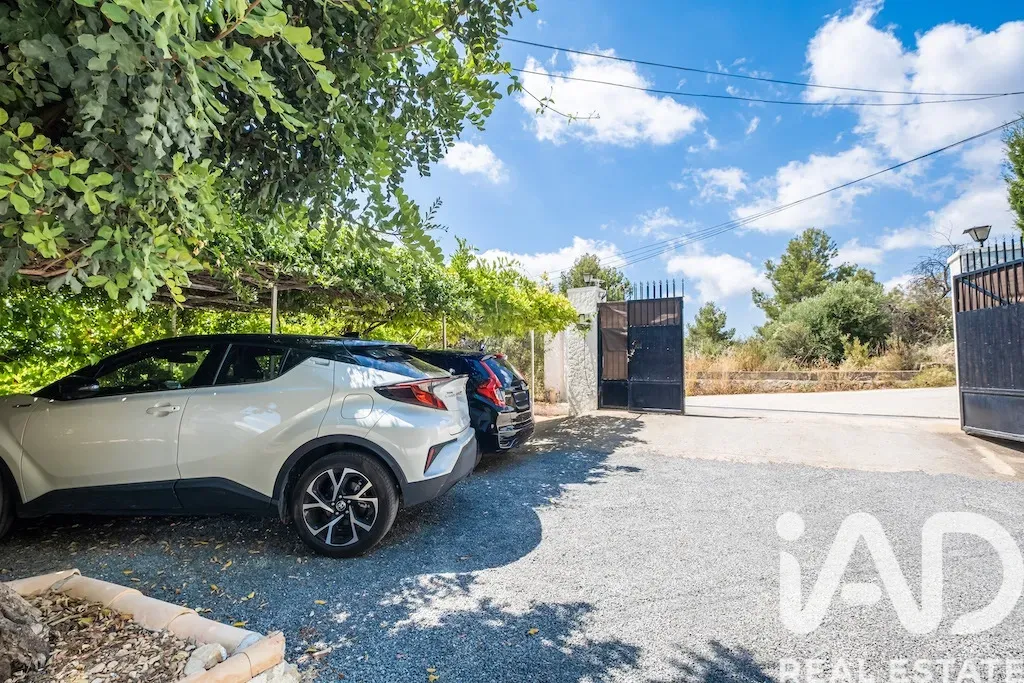 Spacious 6-Bedroom Furnished House with Pool and Gardens in Polop, Spain - View image 33 of 38