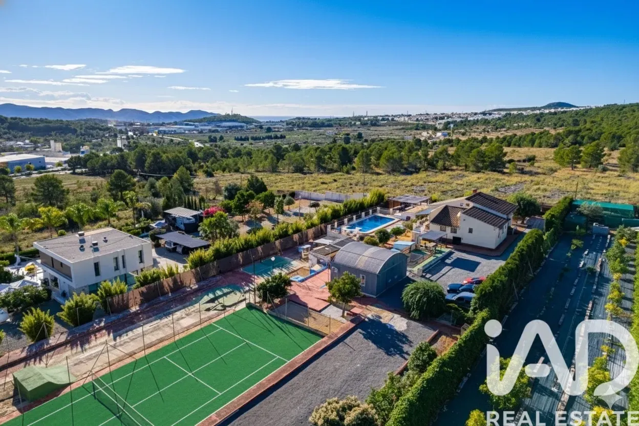 Spacious 6-Bedroom Furnished House with Pool and Gardens in Polop, Spain - View image 34 of 38
