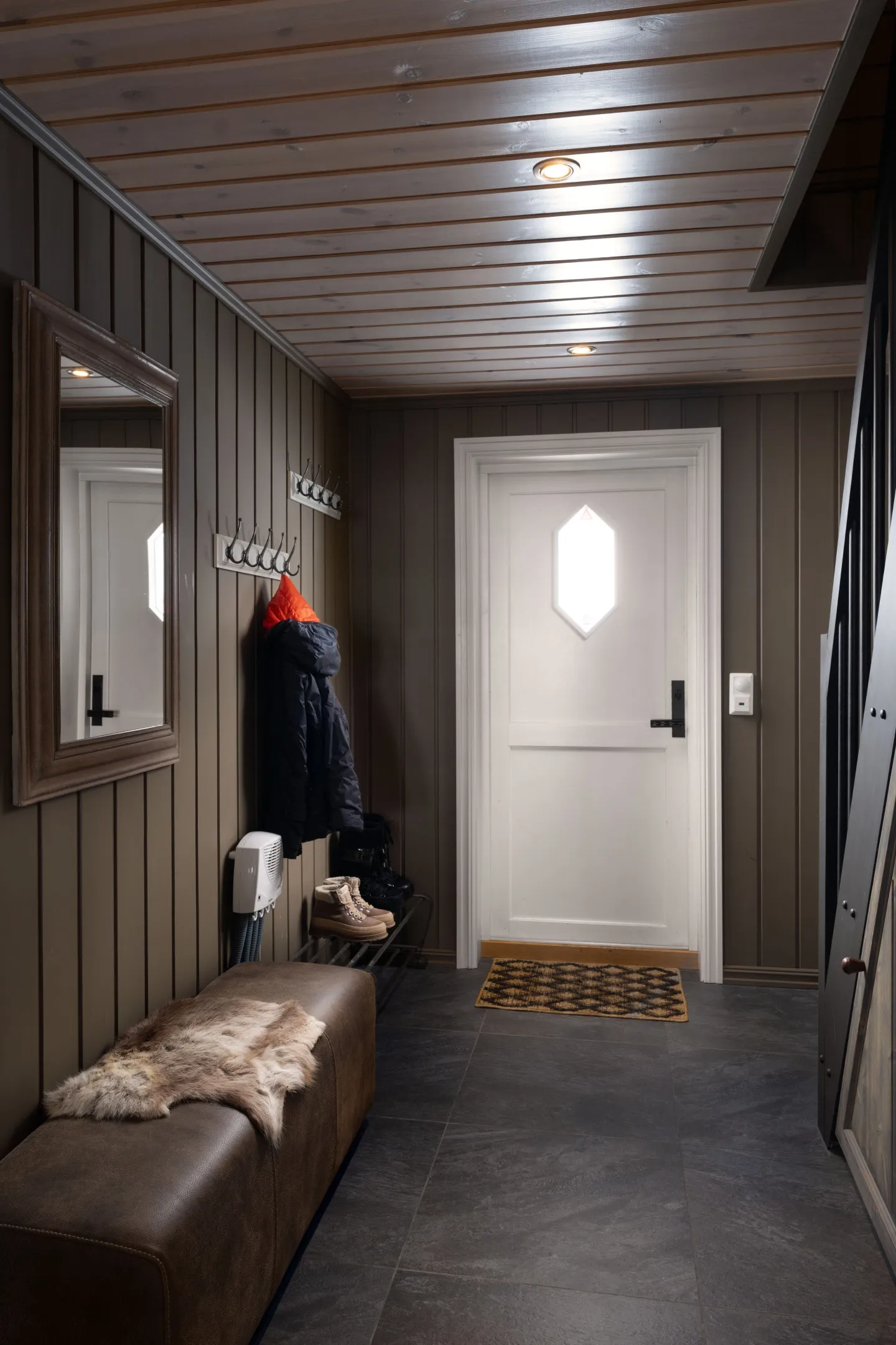 Contemporary 5-Bedroom Cabin with Terrace and Jacuzzi in Nesfjellet, Norway - View image 8 of 39