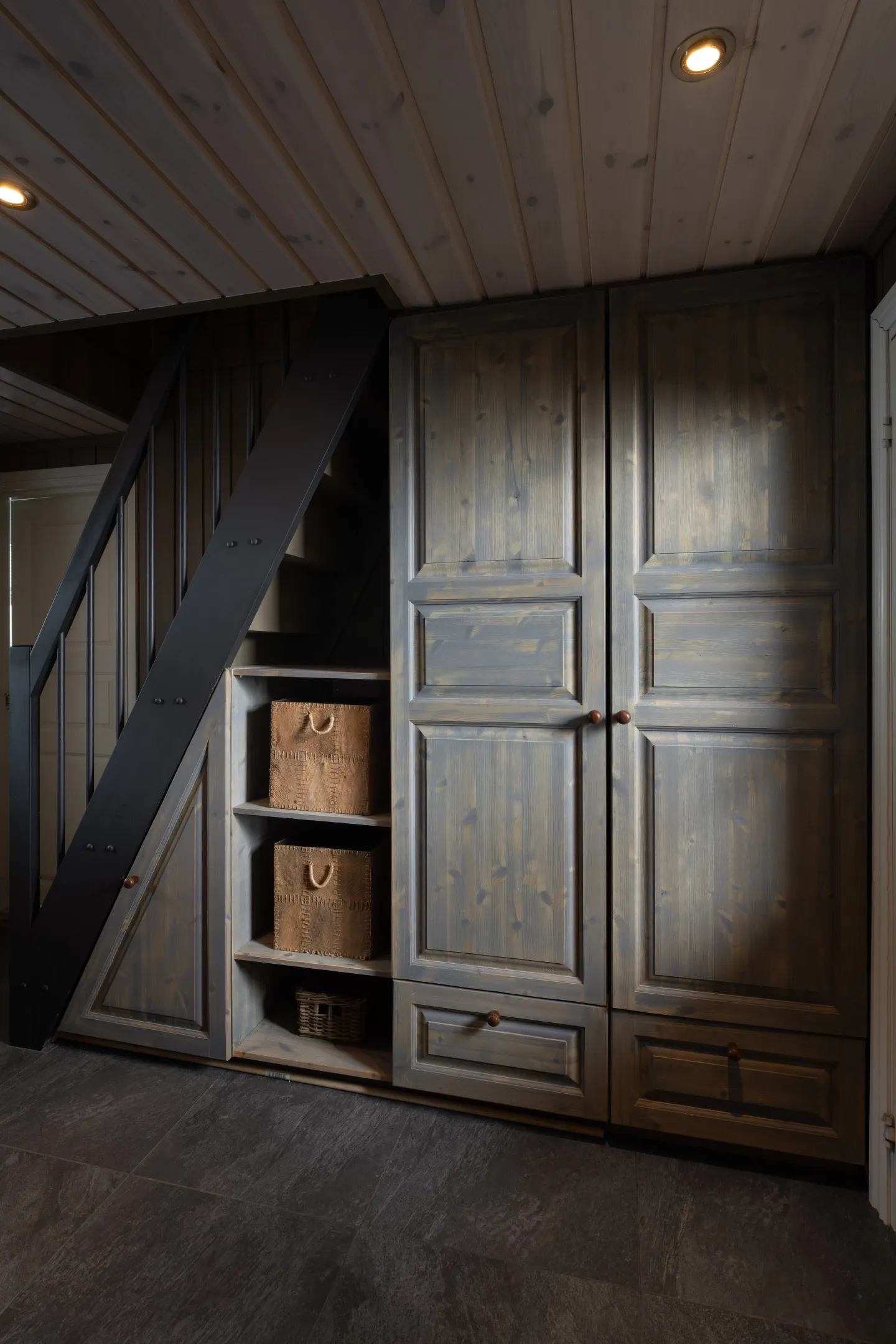 Contemporary 5-Bedroom Cabin with Terrace and Jacuzzi in Nesfjellet, Norway - View image 9 of 39