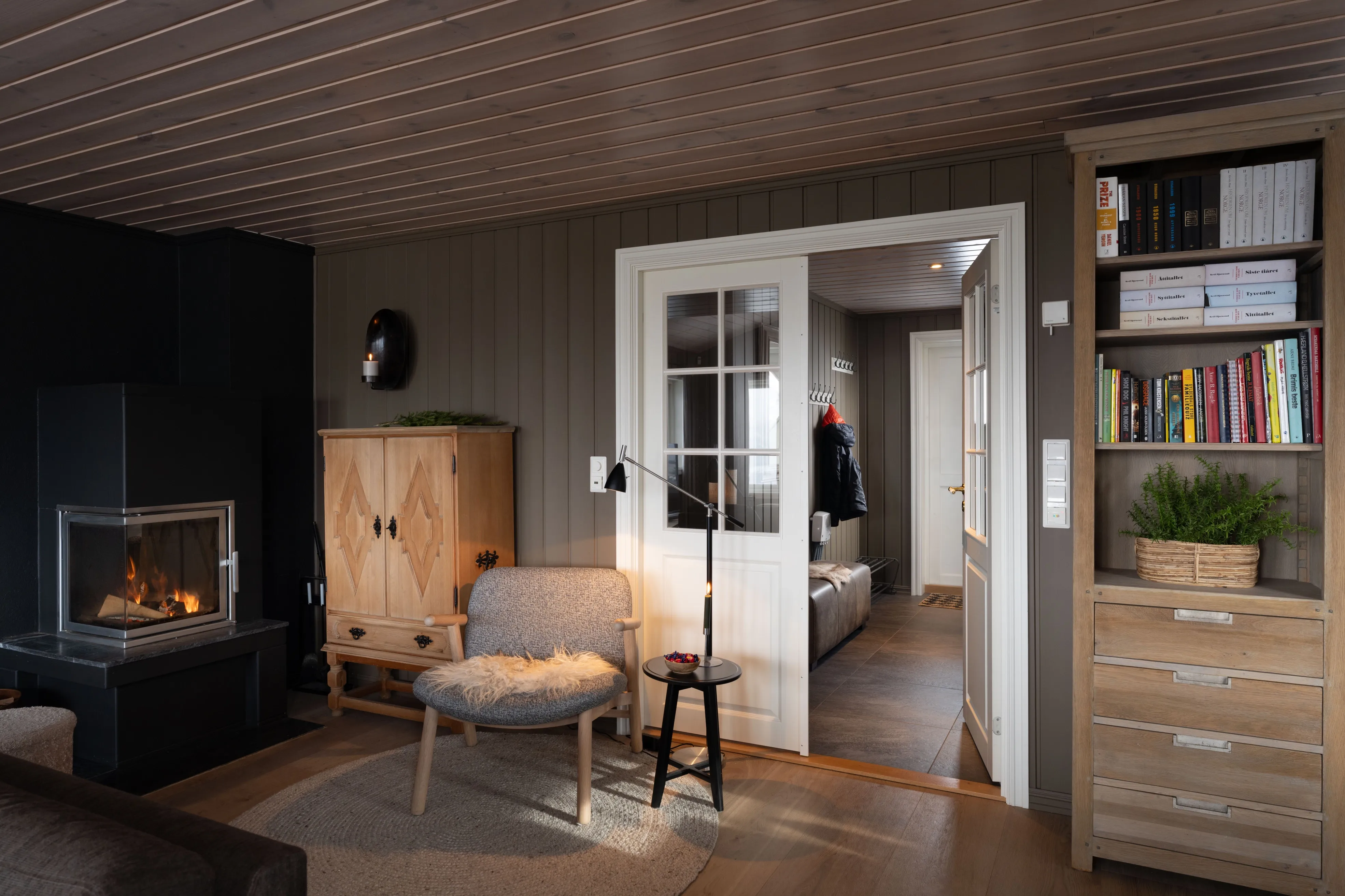 Contemporary 5-Bedroom Cabin with Terrace and Jacuzzi in Nesfjellet, Norway - View image 10 of 39