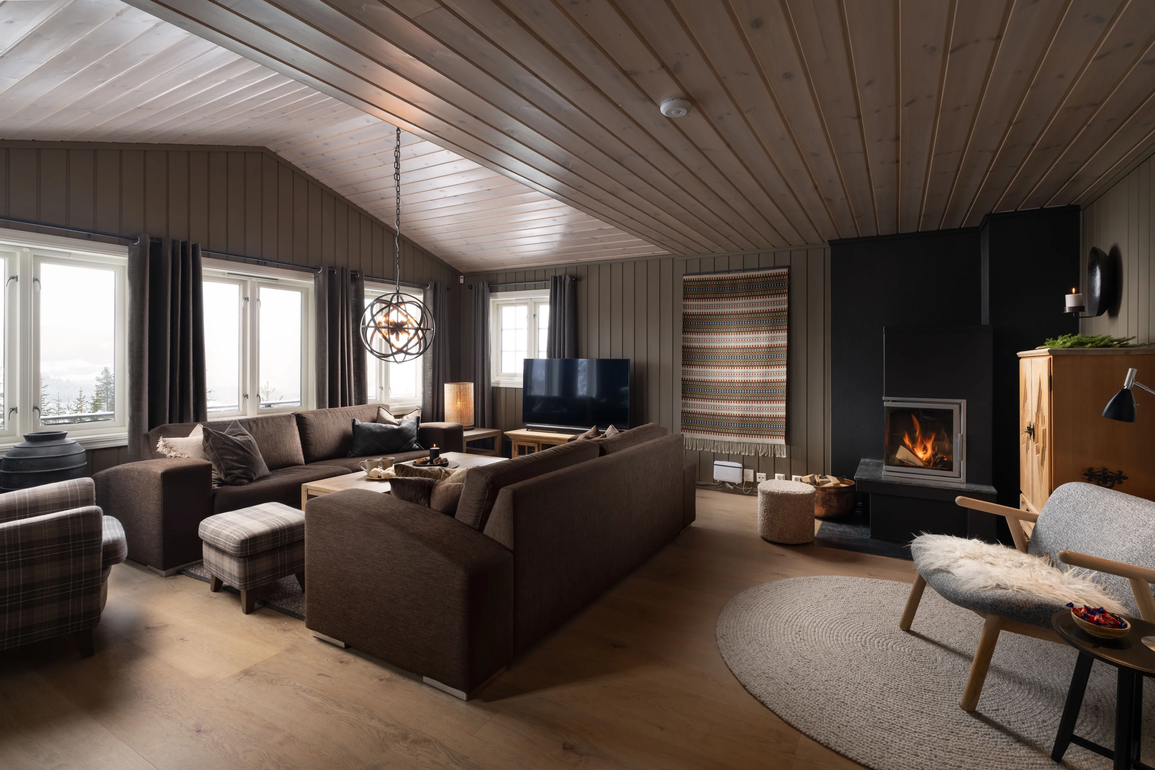 Contemporary 5-Bedroom Cabin with Terrace and Jacuzzi in Nesfjellet, Norway - View image 11 of 39