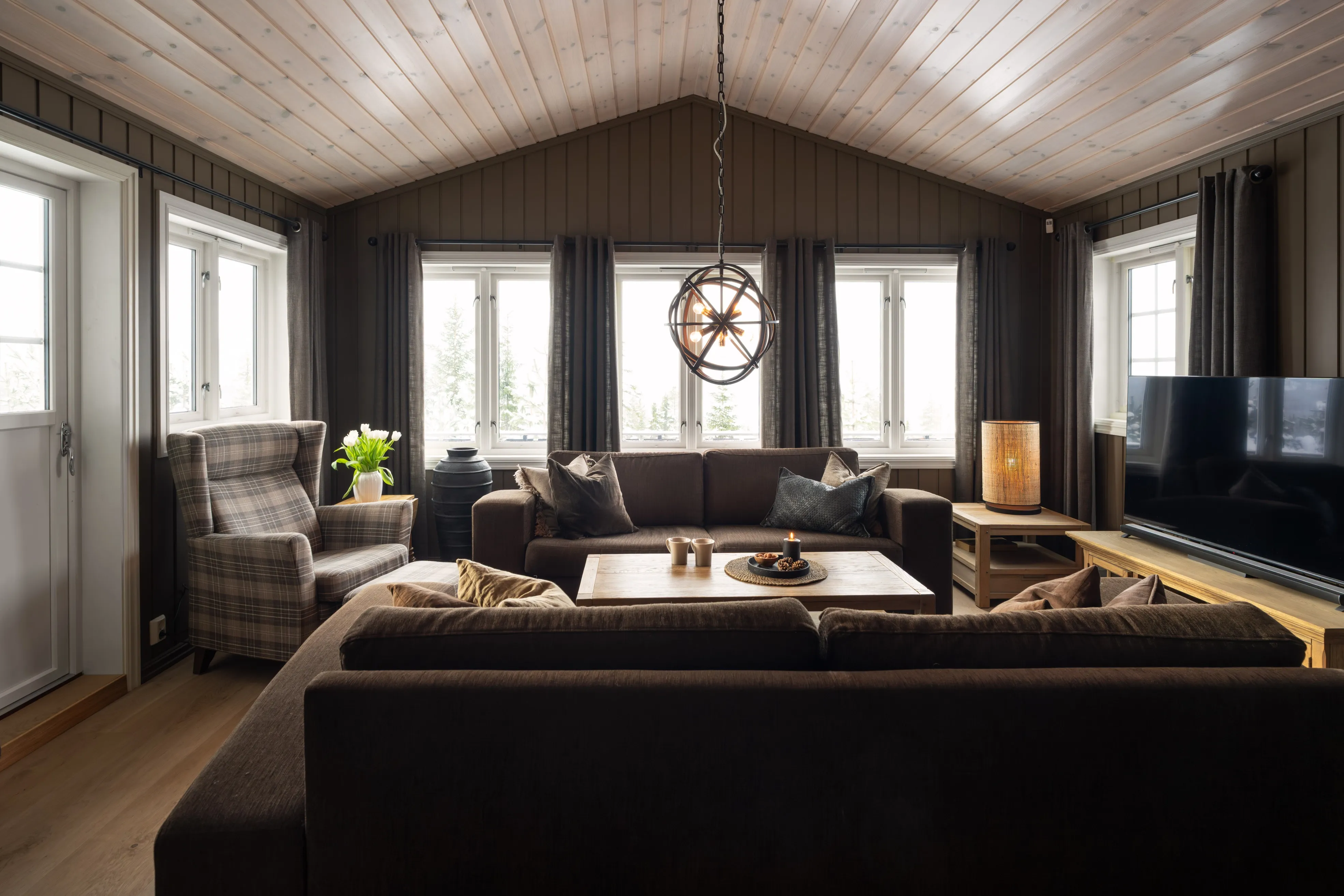 Contemporary 5-Bedroom Cabin with Terrace and Jacuzzi in Nesfjellet, Norway - View image 12 of 39