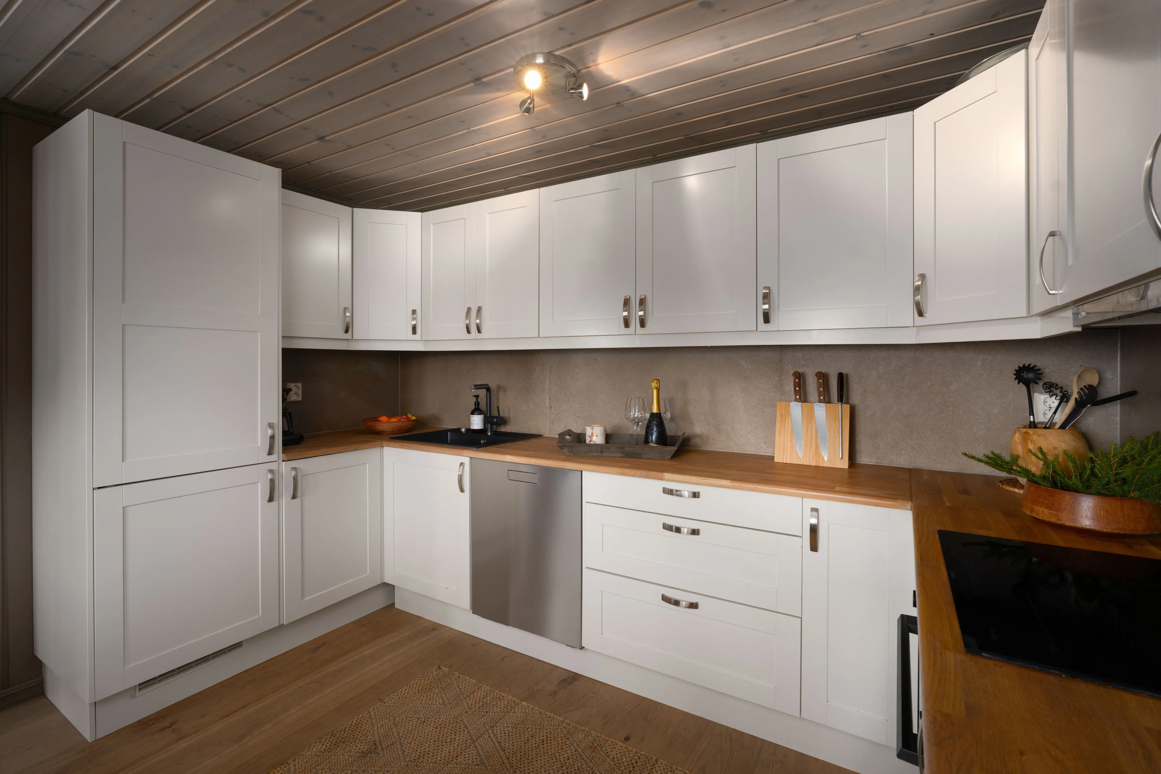 Contemporary 5-Bedroom Cabin with Terrace and Jacuzzi in Nesfjellet, Norway - View image 18 of 39