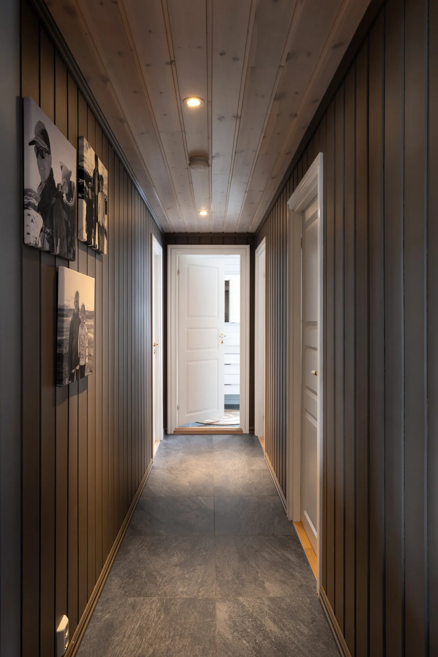 Contemporary 5-Bedroom Cabin with Terrace and Jacuzzi in Nesfjellet, Norway - View image 19 of 39