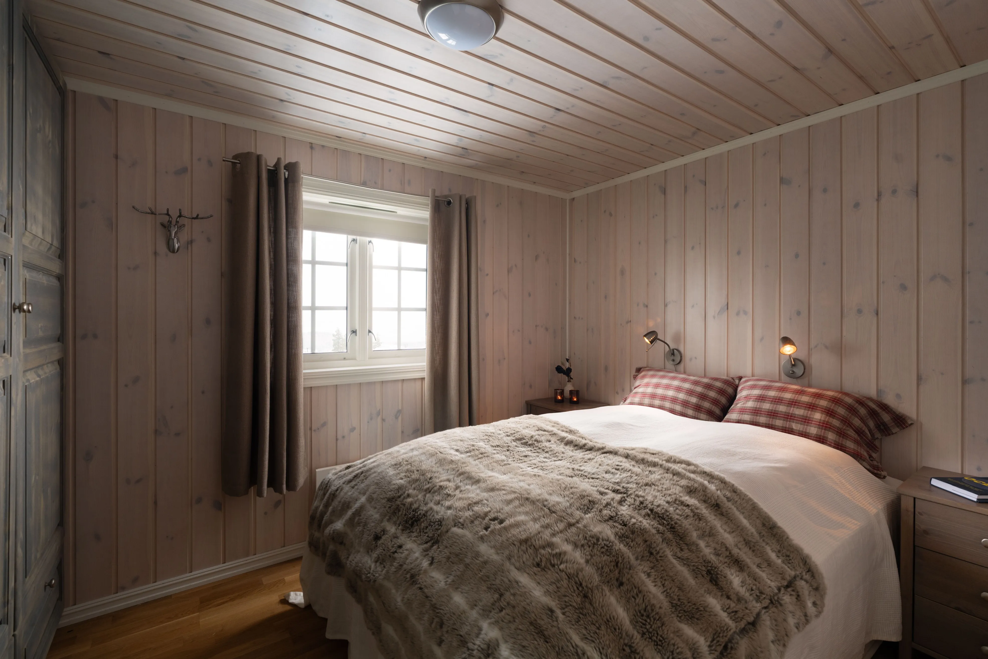 Contemporary 5-Bedroom Cabin with Terrace and Jacuzzi in Nesfjellet, Norway - View image 20 of 39