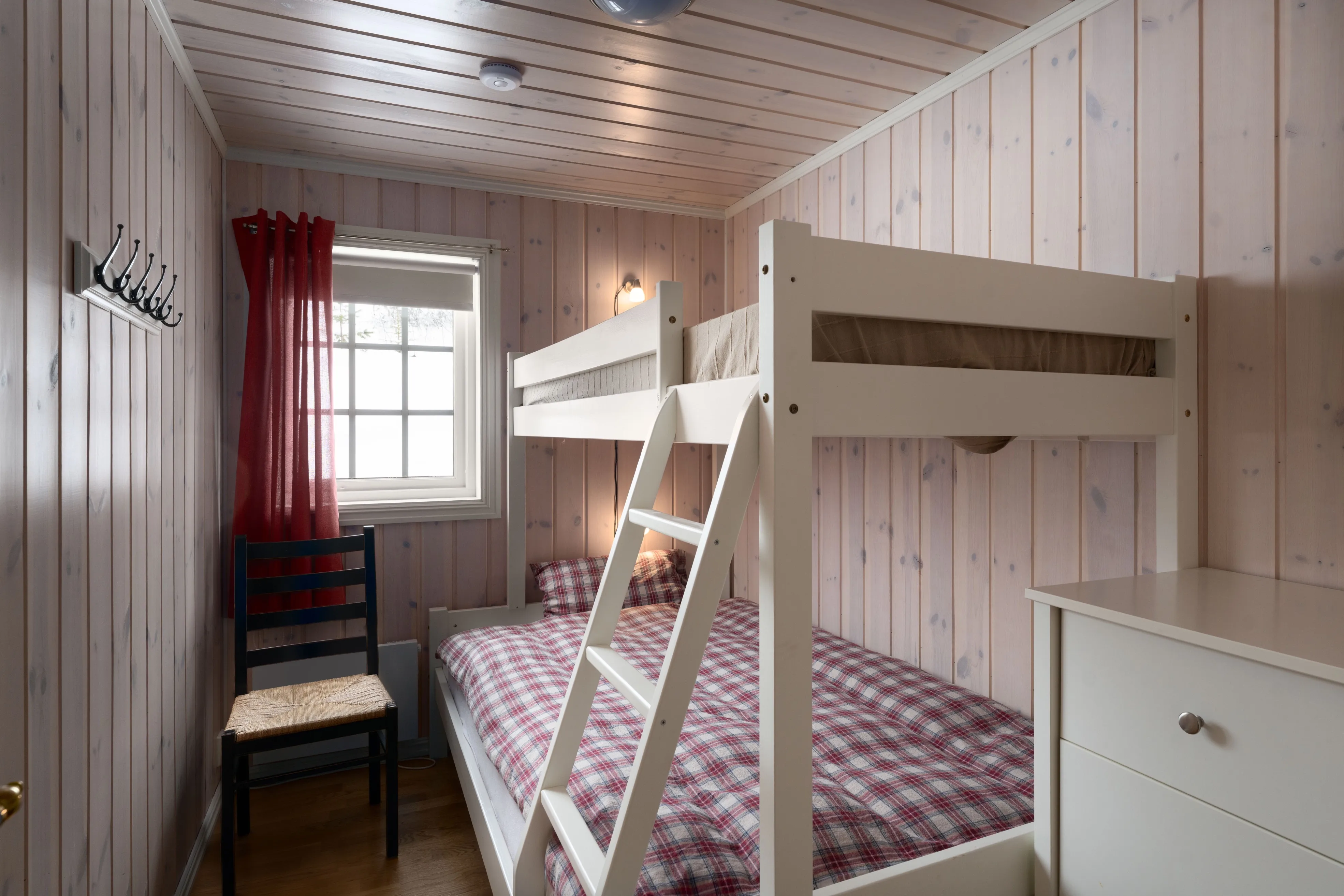 Contemporary 5-Bedroom Cabin with Terrace and Jacuzzi in Nesfjellet, Norway - View image 21 of 39