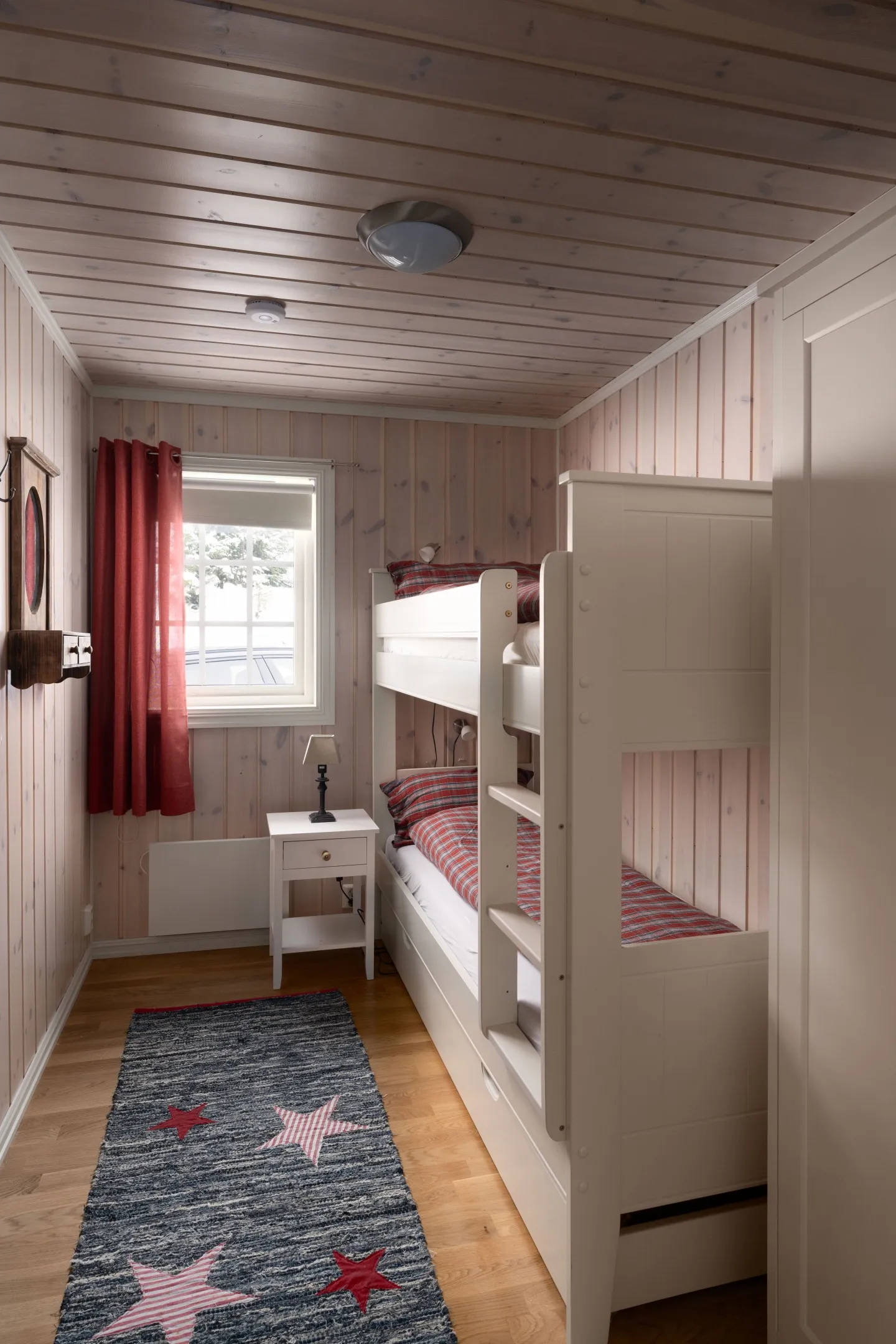 Contemporary 5-Bedroom Cabin with Terrace and Jacuzzi in Nesfjellet, Norway - View image 22 of 39