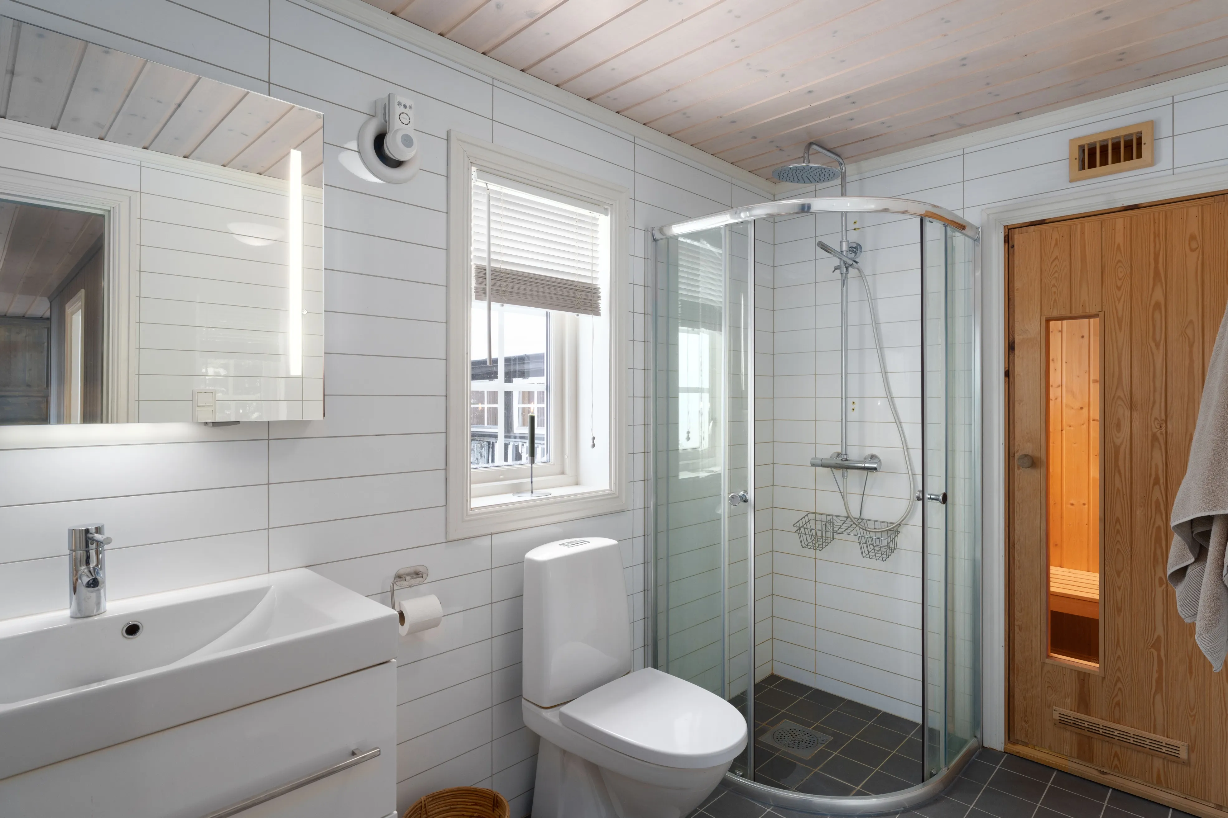 Contemporary 5-Bedroom Cabin with Terrace and Jacuzzi in Nesfjellet, Norway - View image 23 of 39