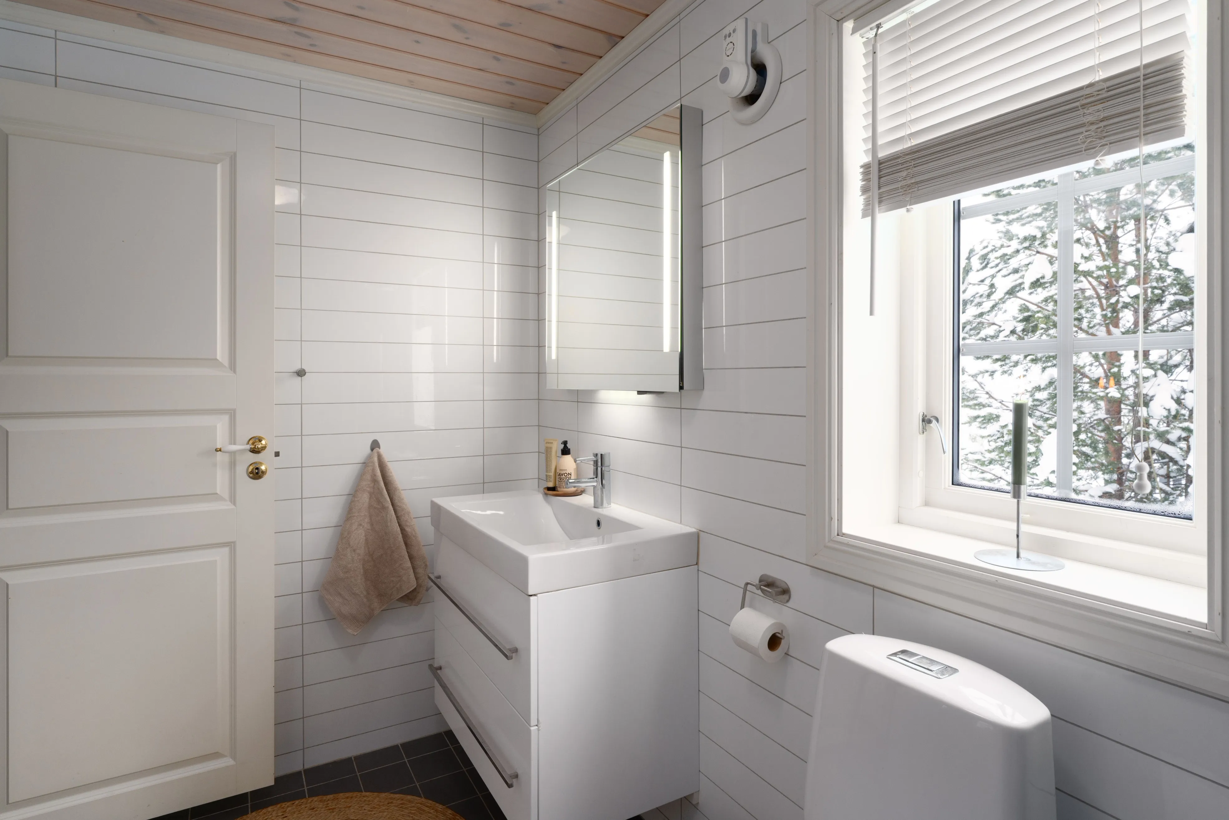 Contemporary 5-Bedroom Cabin with Terrace and Jacuzzi in Nesfjellet, Norway - View image 25 of 39