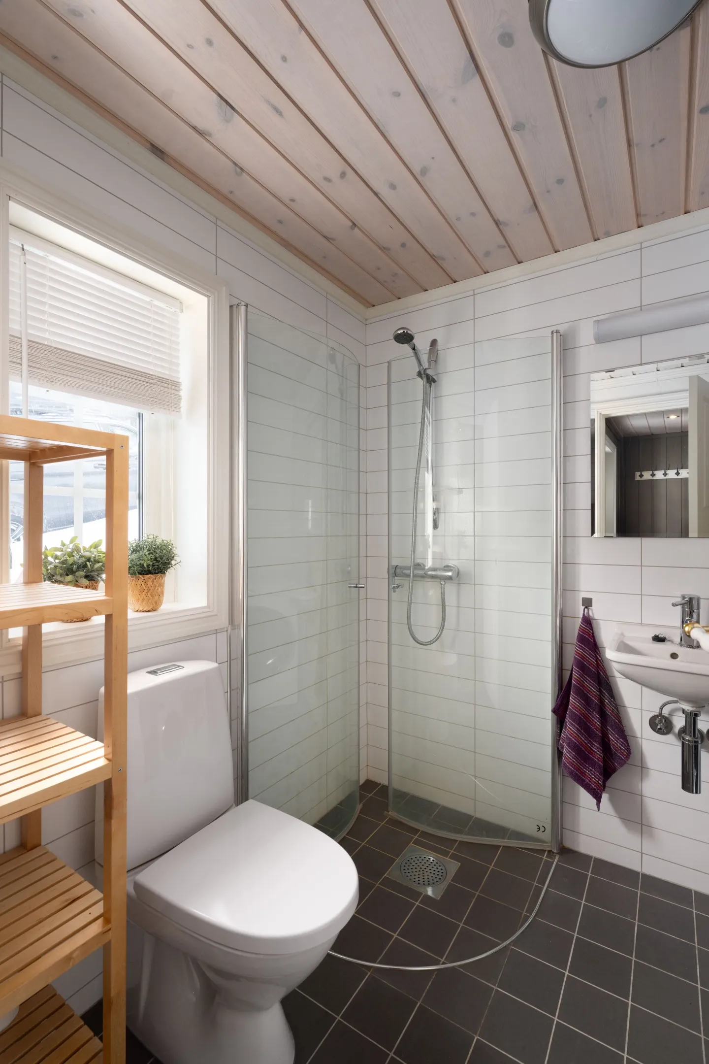Contemporary 5-Bedroom Cabin with Terrace and Jacuzzi in Nesfjellet, Norway - View image 26 of 39