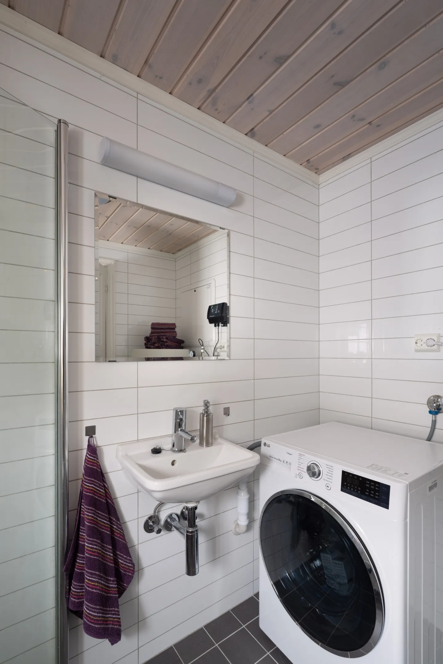 Contemporary 5-Bedroom Cabin with Terrace and Jacuzzi in Nesfjellet, Norway - View image 27 of 39