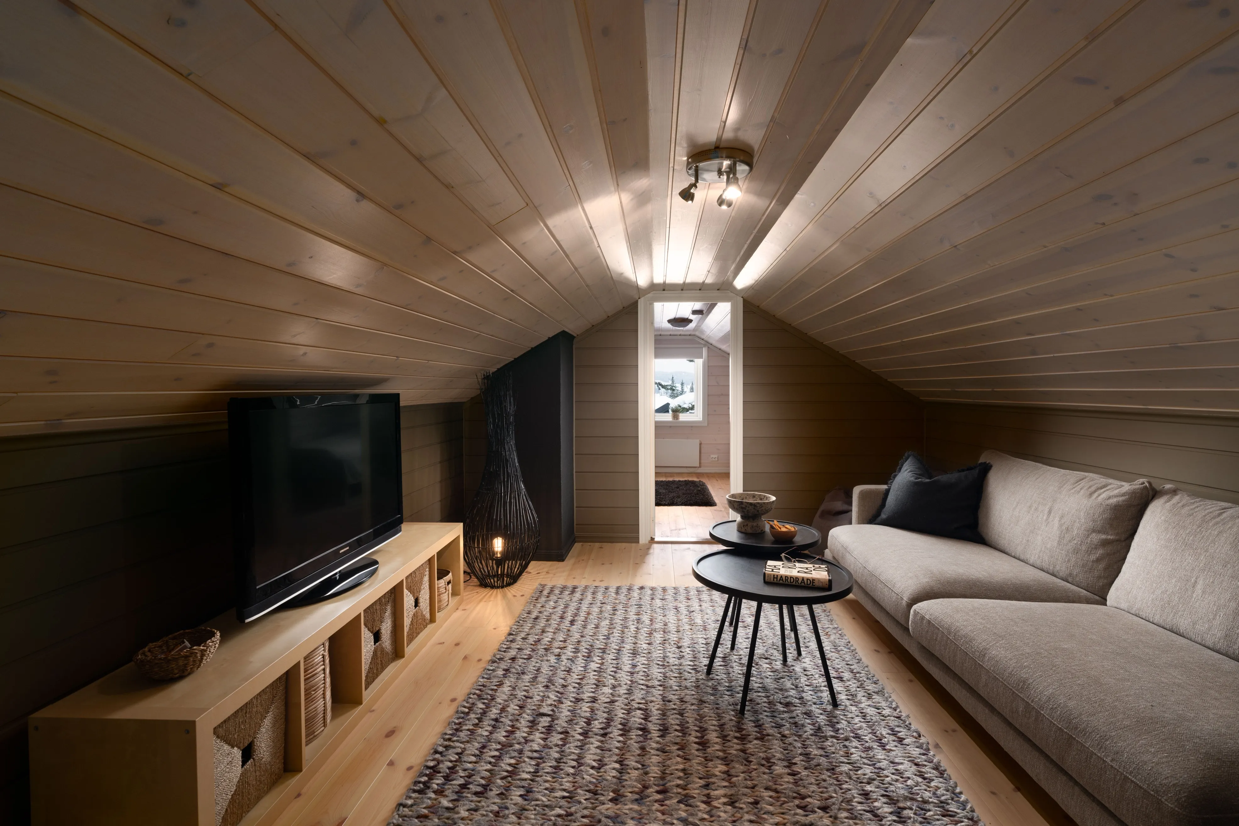 Contemporary 5-Bedroom Cabin with Terrace and Jacuzzi in Nesfjellet, Norway - View image 28 of 39