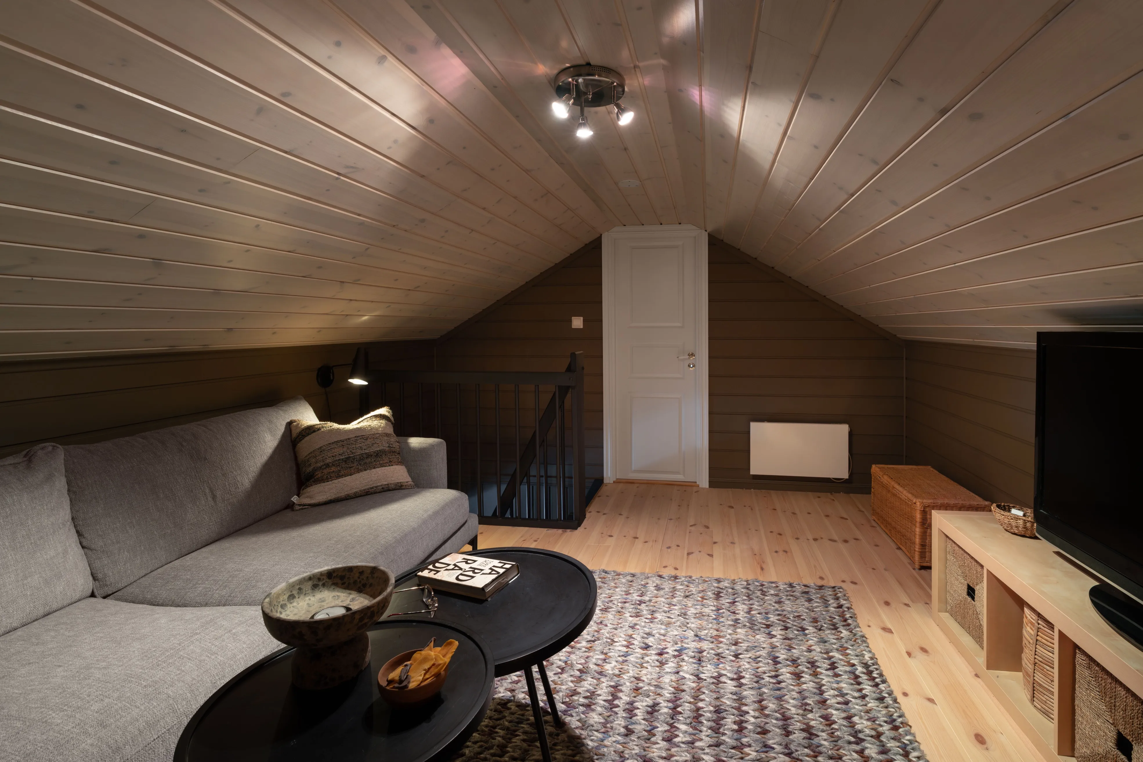 Contemporary 5-Bedroom Cabin with Terrace and Jacuzzi in Nesfjellet, Norway - View image 29 of 39