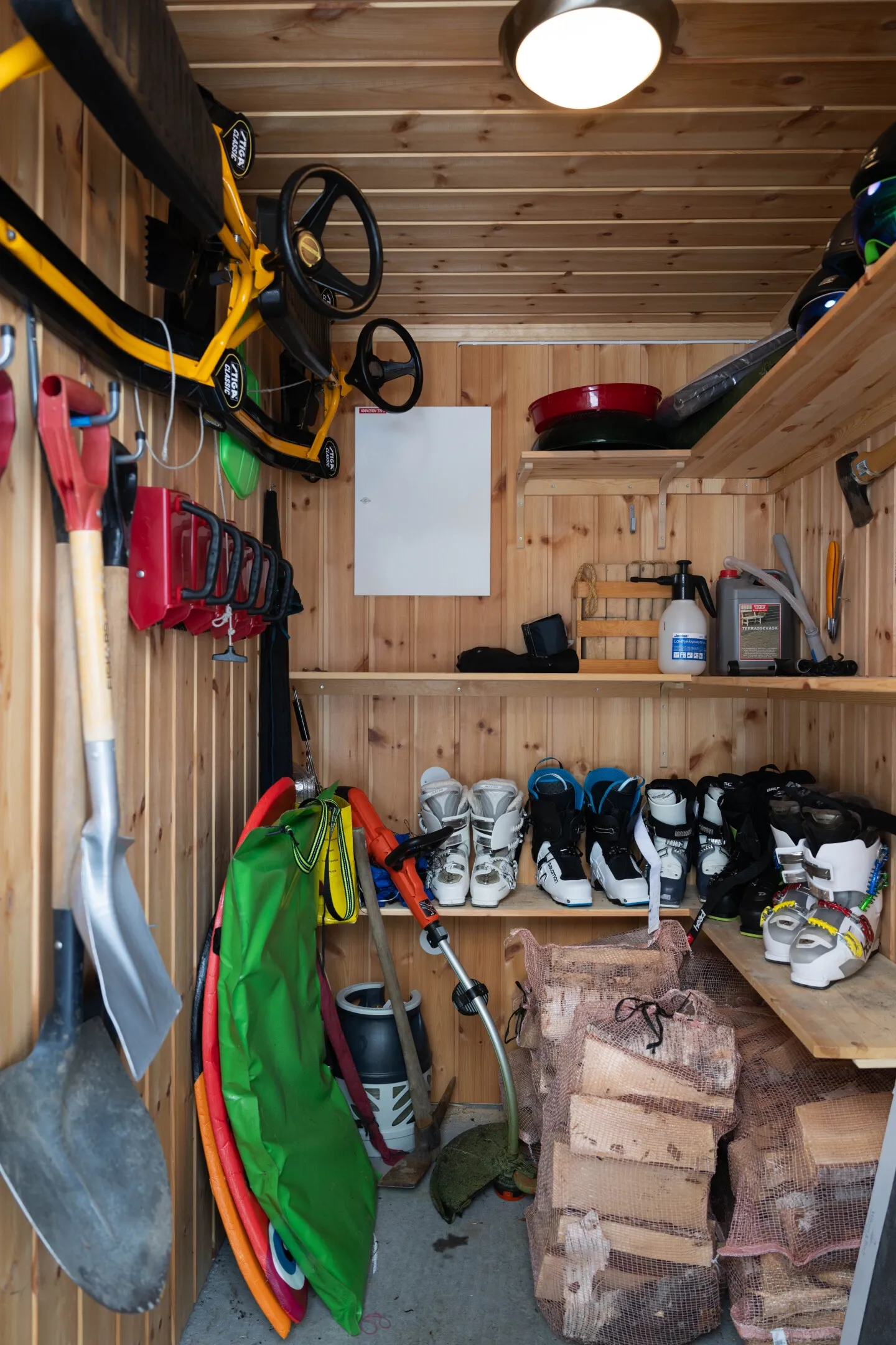 Contemporary 5-Bedroom Cabin with Terrace and Jacuzzi in Nesfjellet, Norway - View image 33 of 39