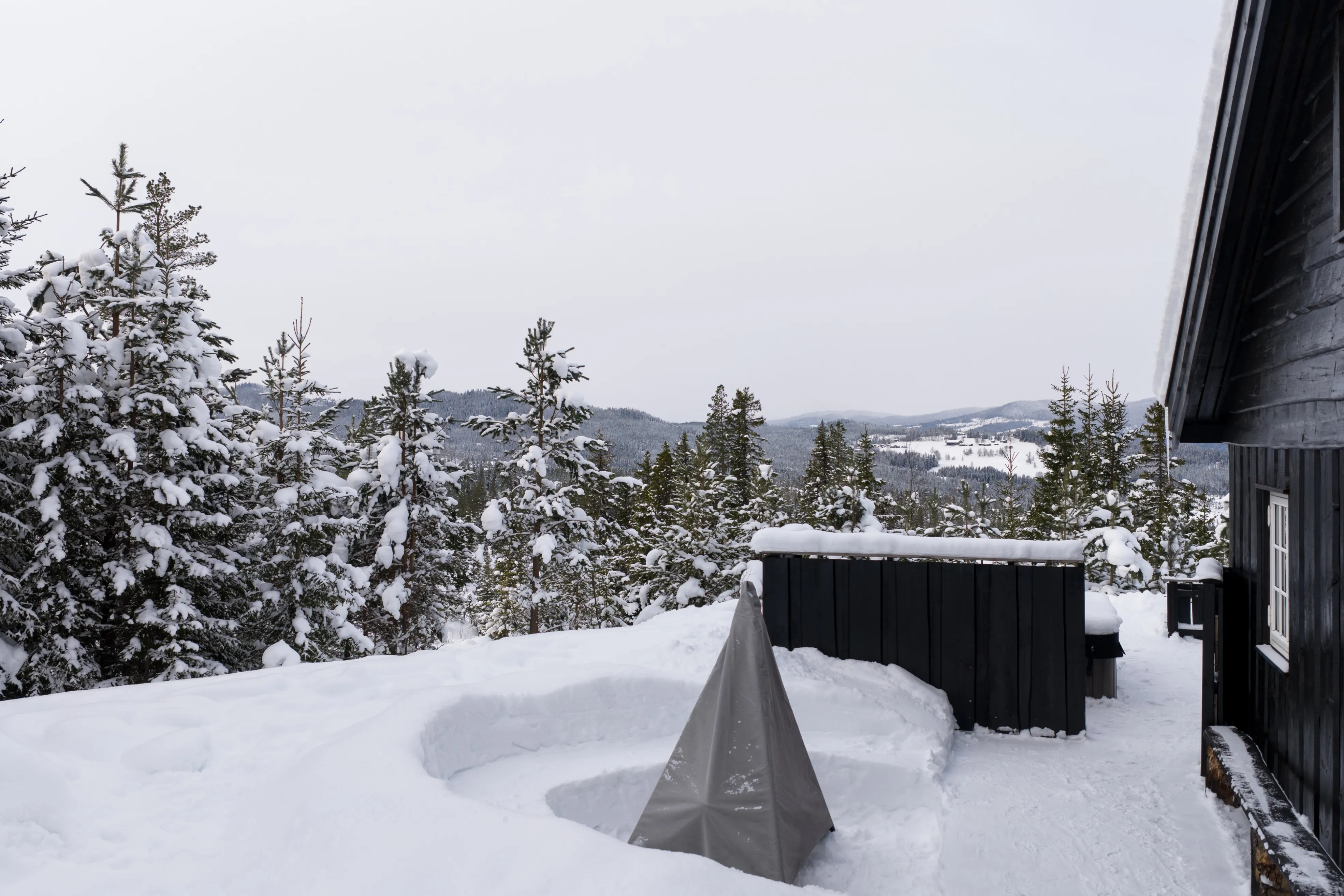 Contemporary 5-Bedroom Cabin with Terrace and Jacuzzi in Nesfjellet, Norway - View image 36 of 39