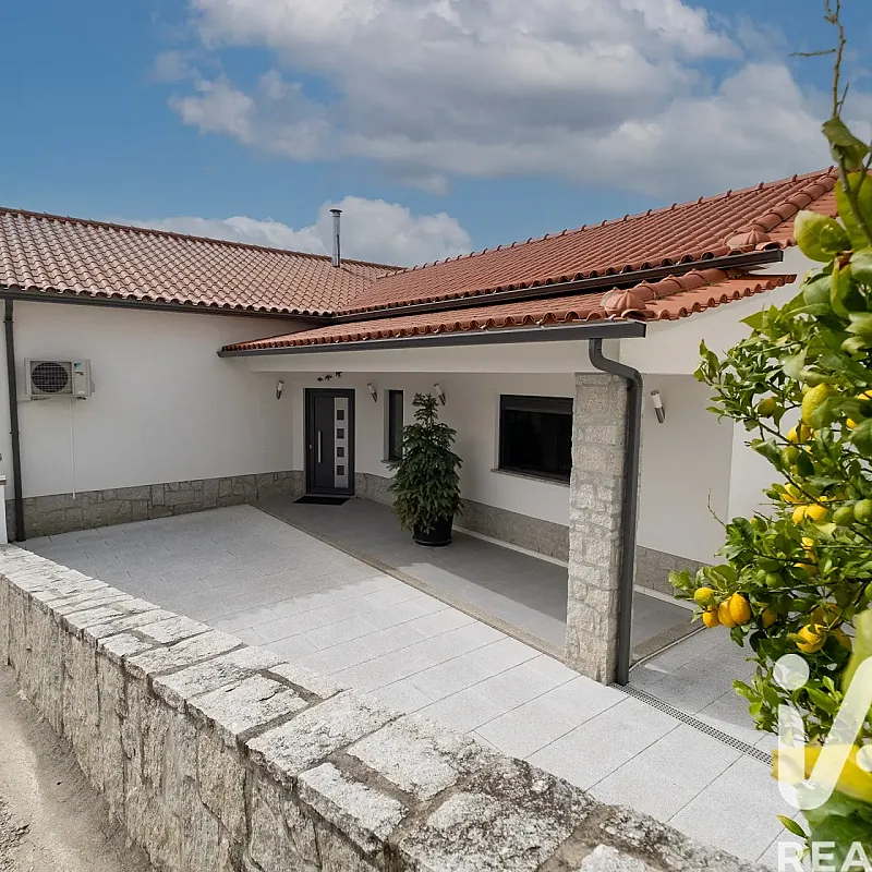 Contemporary 3-Bedroom House with Terrace and Garden in Coja, Portugal