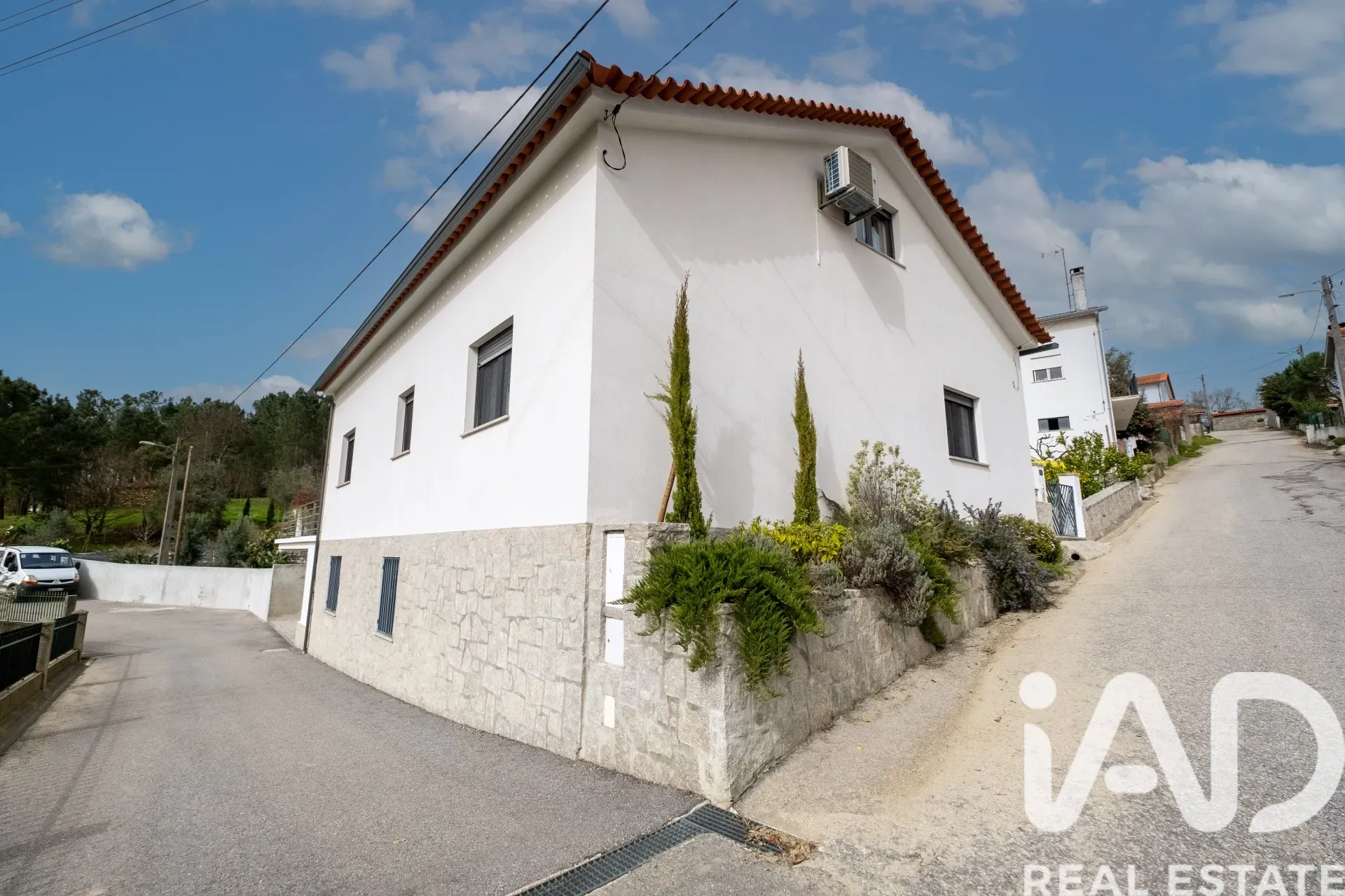 Contemporary 3-Bedroom House with Terrace and Garden in Coja, Portugal - Image 2