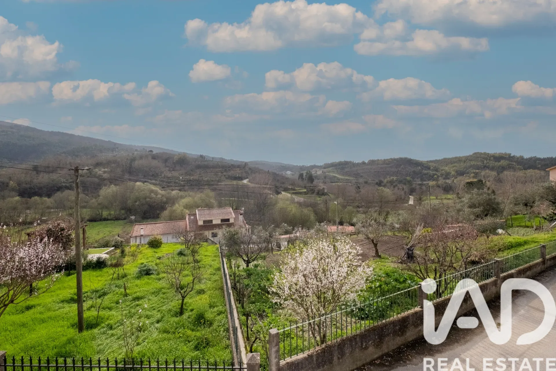 Contemporary 3-Bedroom House with Terrace and Garden in Coja, Portugal - Image 5