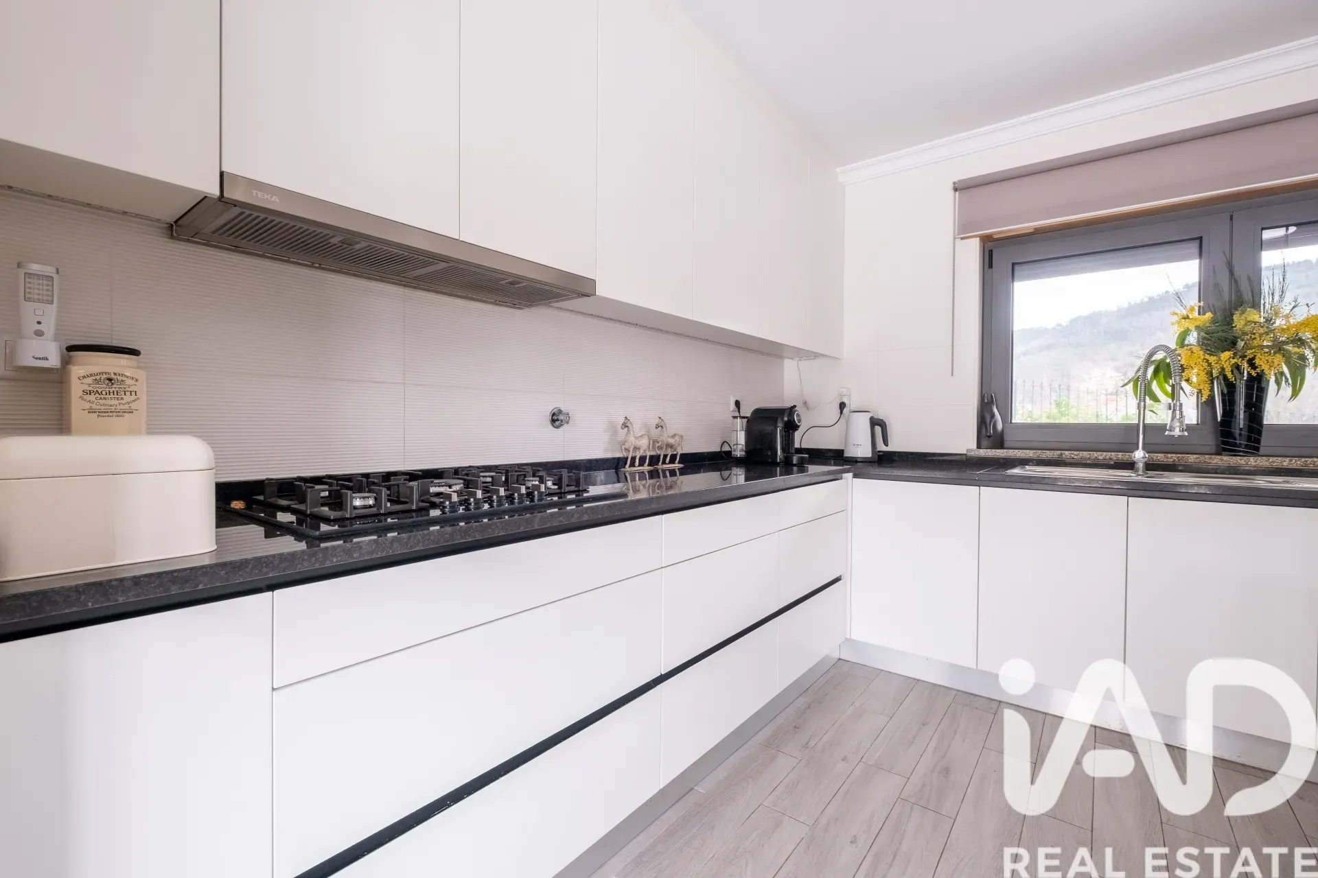 Contemporary 3-Bedroom House with Terrace and Garden in Coja, Portugal - View image 7 of 37