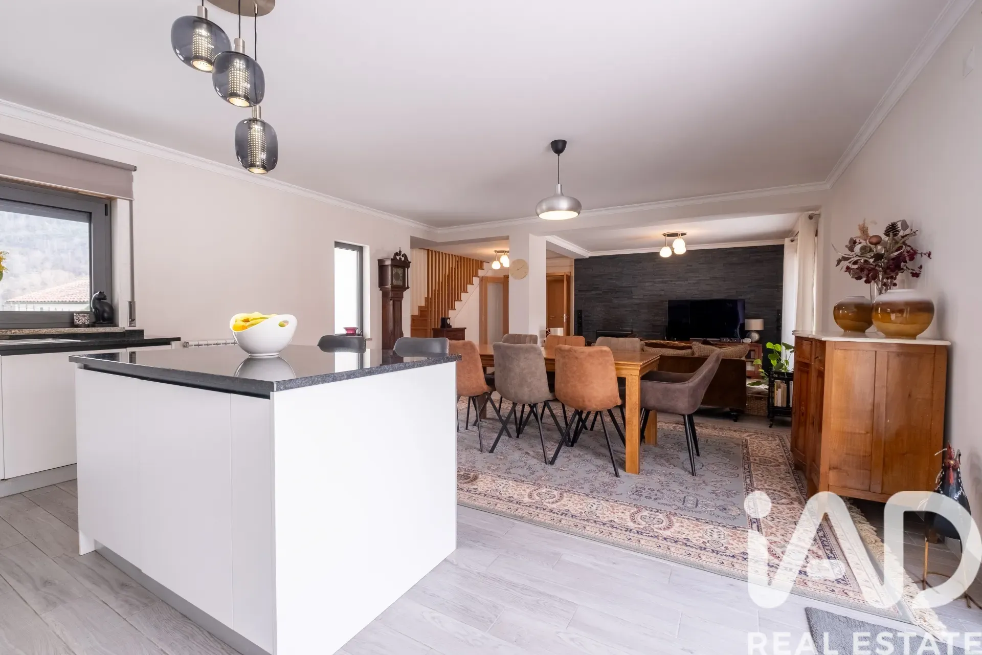 Contemporary 3-Bedroom House with Terrace and Garden in Coja, Portugal - View image 9 of 37