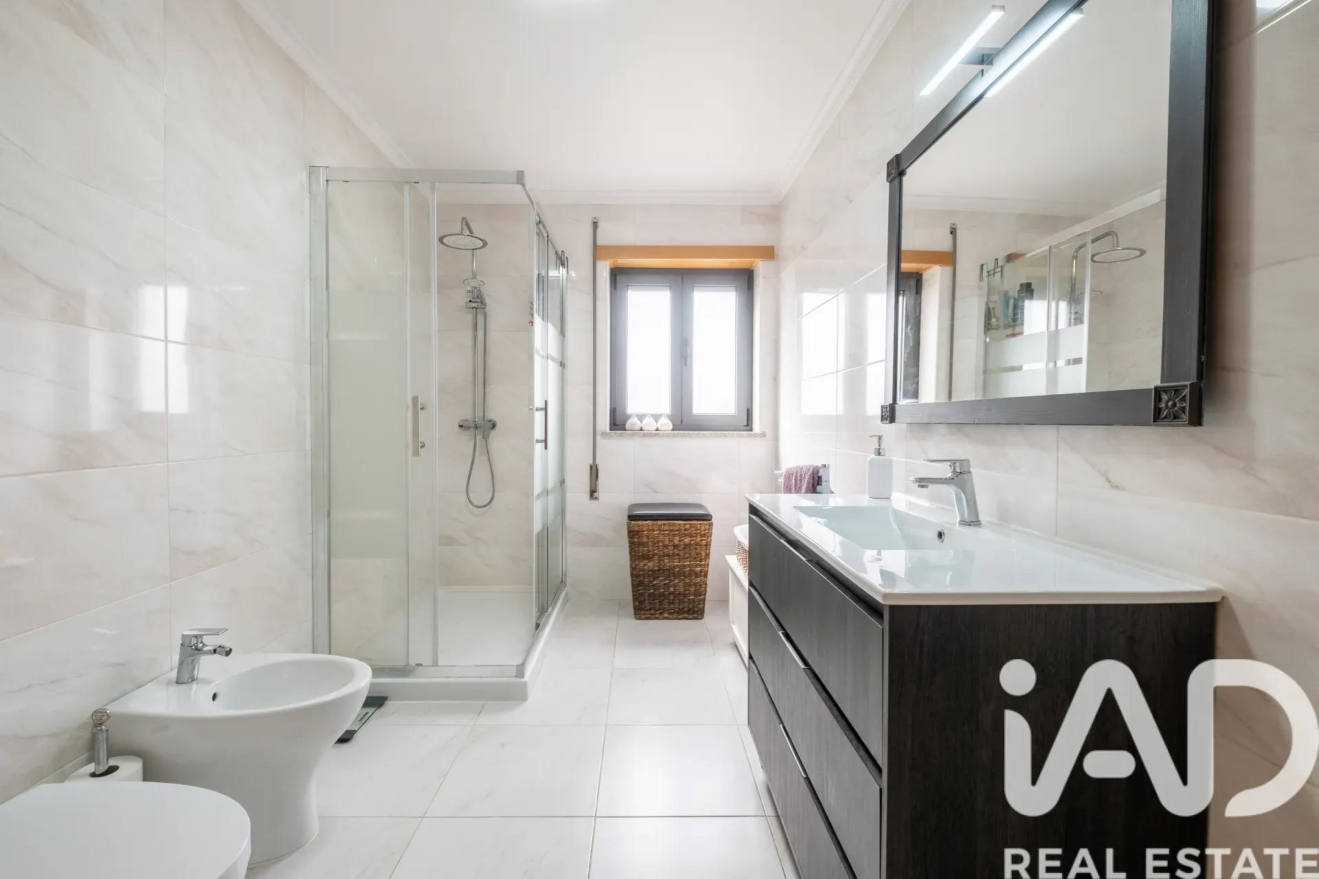 Contemporary 3-Bedroom House with Terrace and Garden in Coja, Portugal - View image 18 of 37